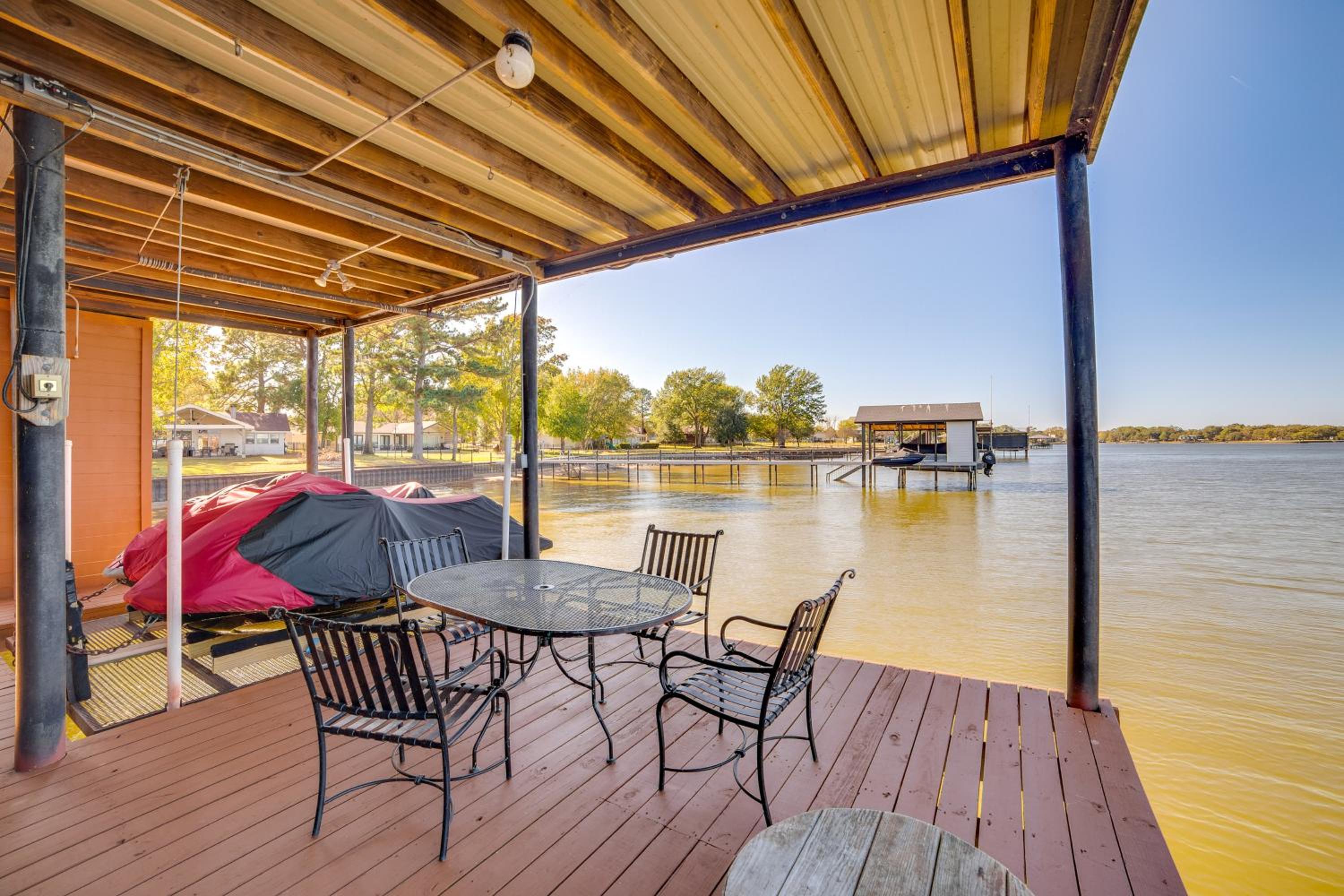 Family Retreat on Cedar Creek Lake! Dock and Views