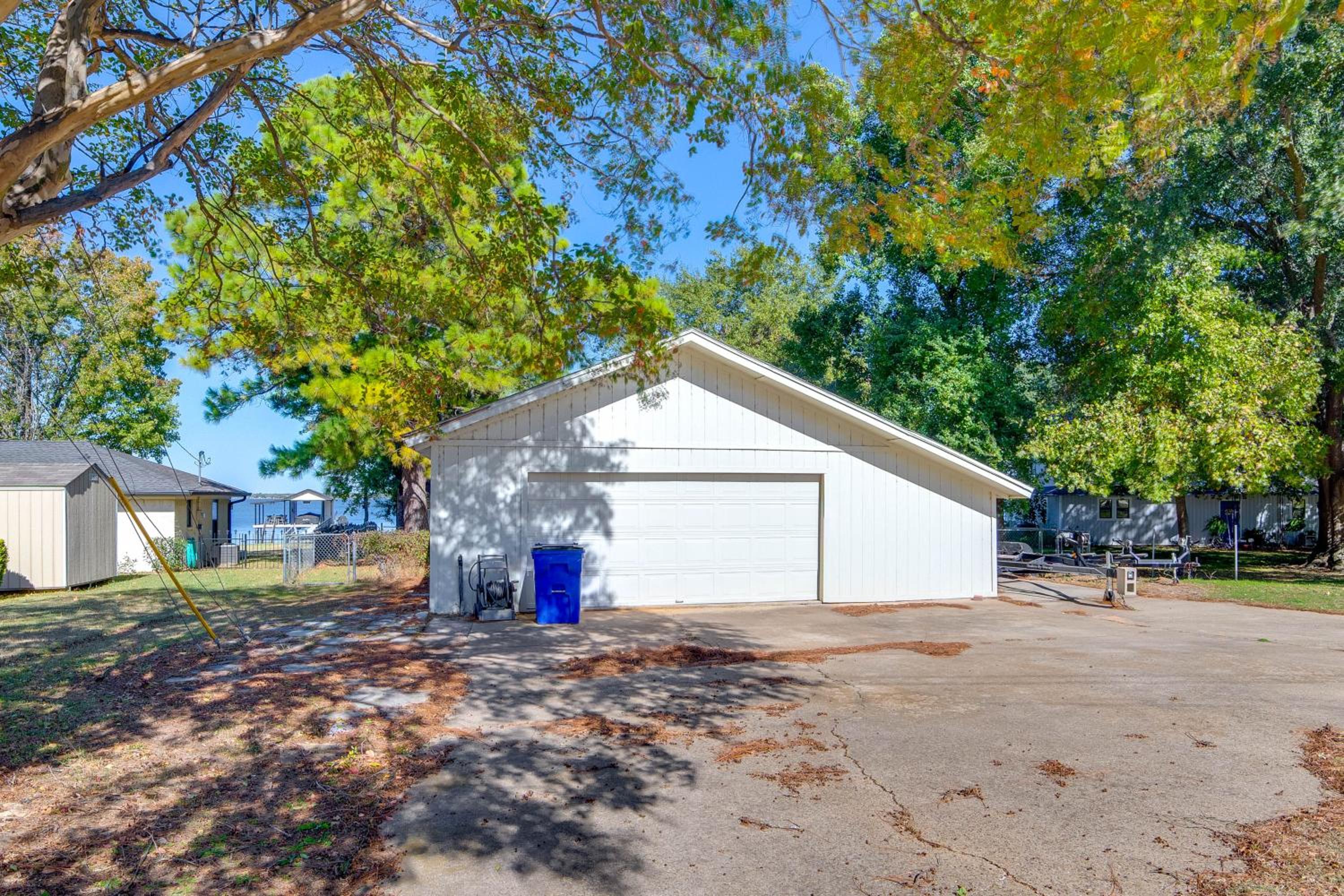 Family Retreat on Cedar Creek Lake! Dock and Views