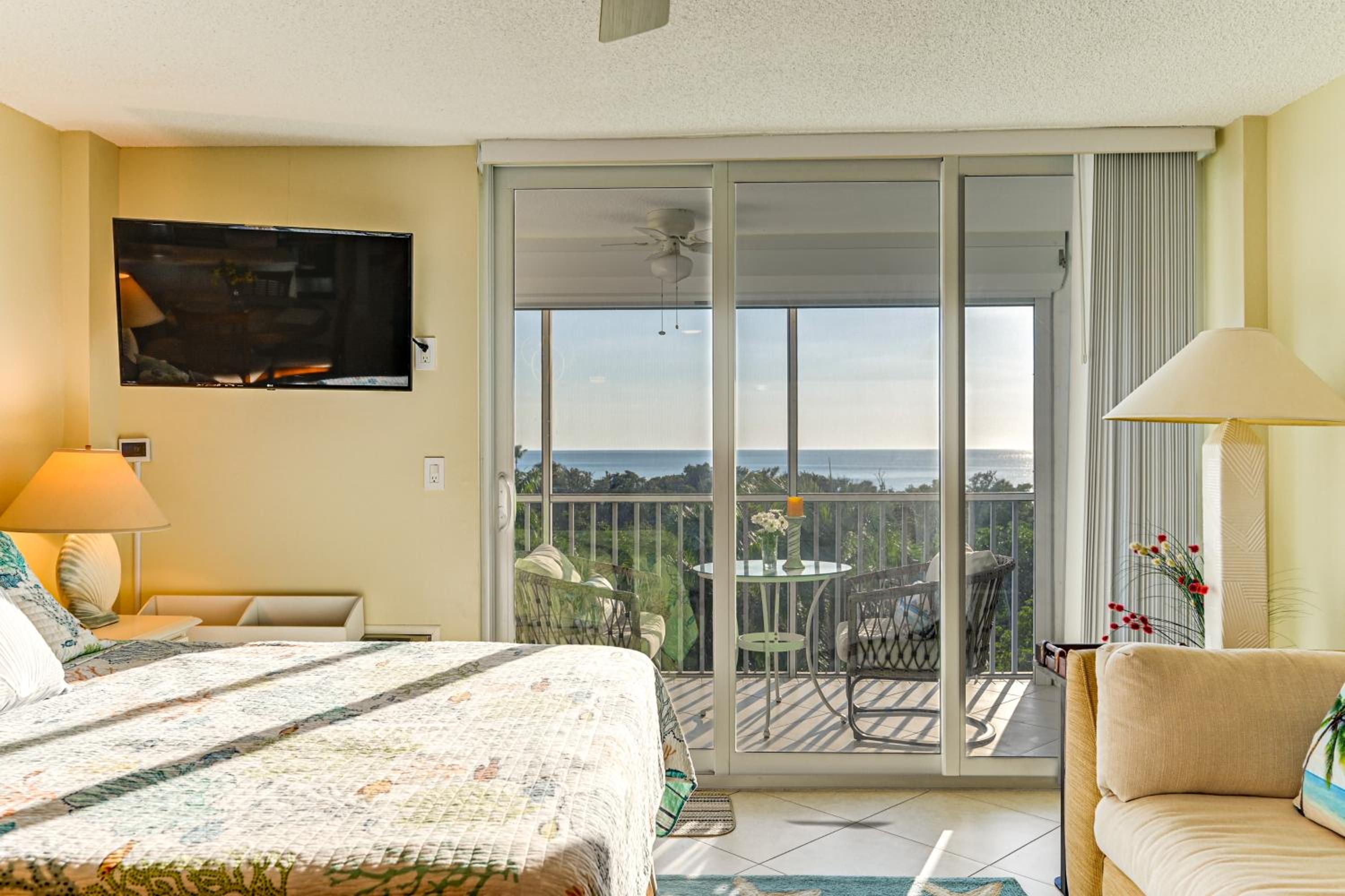 Oceanfront Studio with Gulf and Sunset Views From Bed!