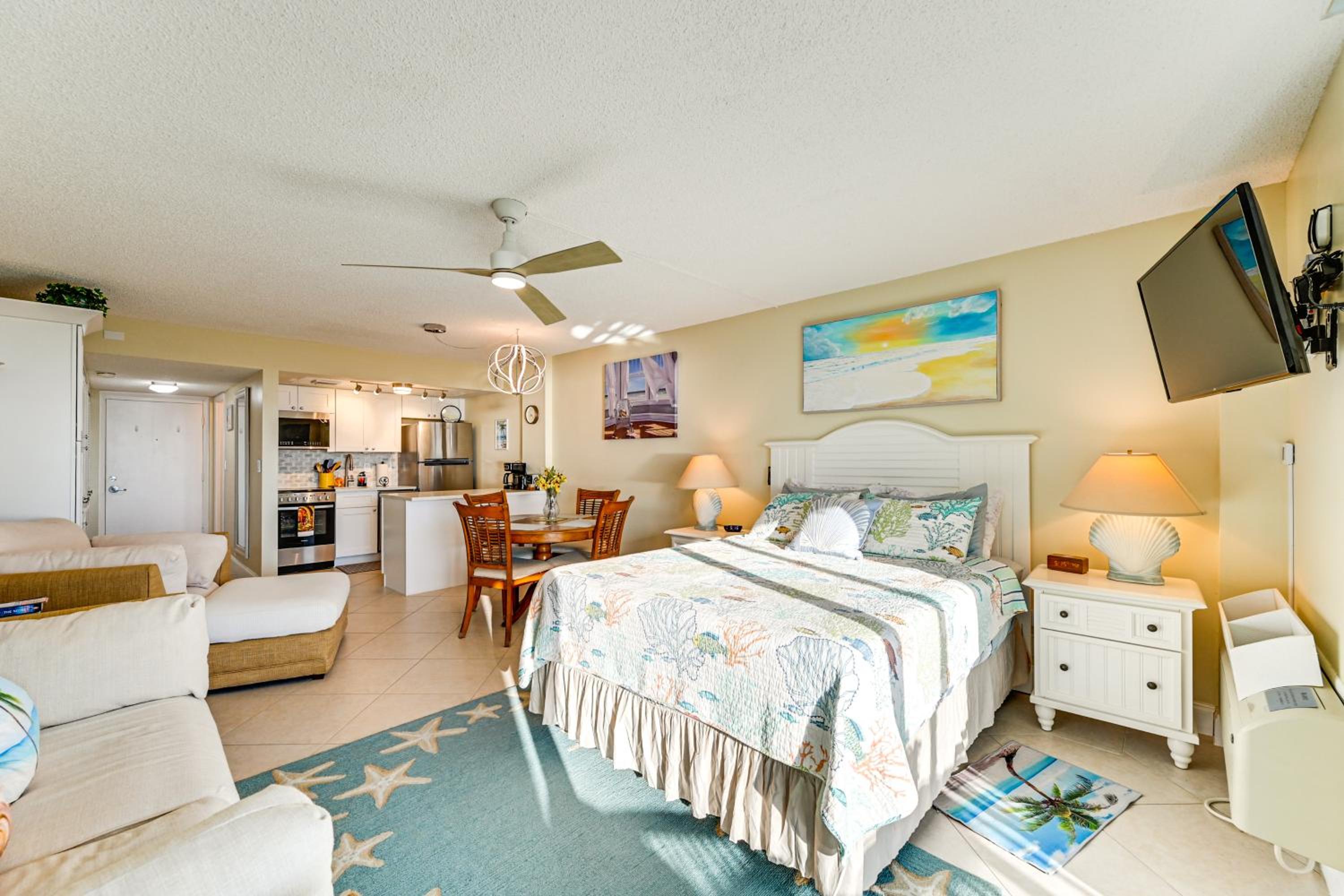 Oceanfront Studio with Gulf and Sunset Views From Bed!