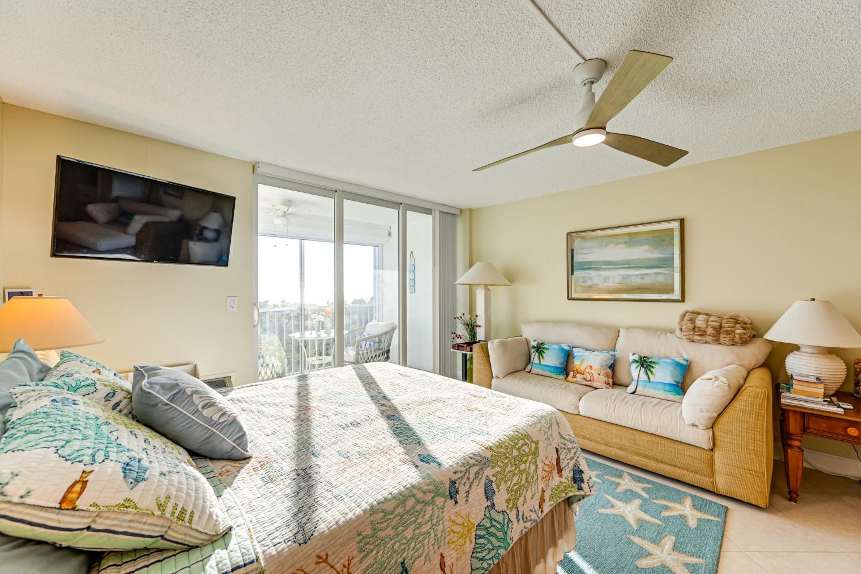 Oceanfront Studio with Gulf and Sunset Views From Bed!