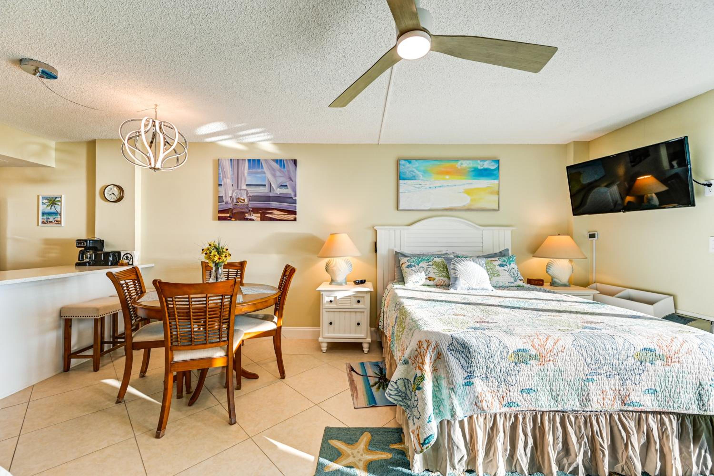 Oceanfront Studio with Gulf and Sunset Views From Bed!
