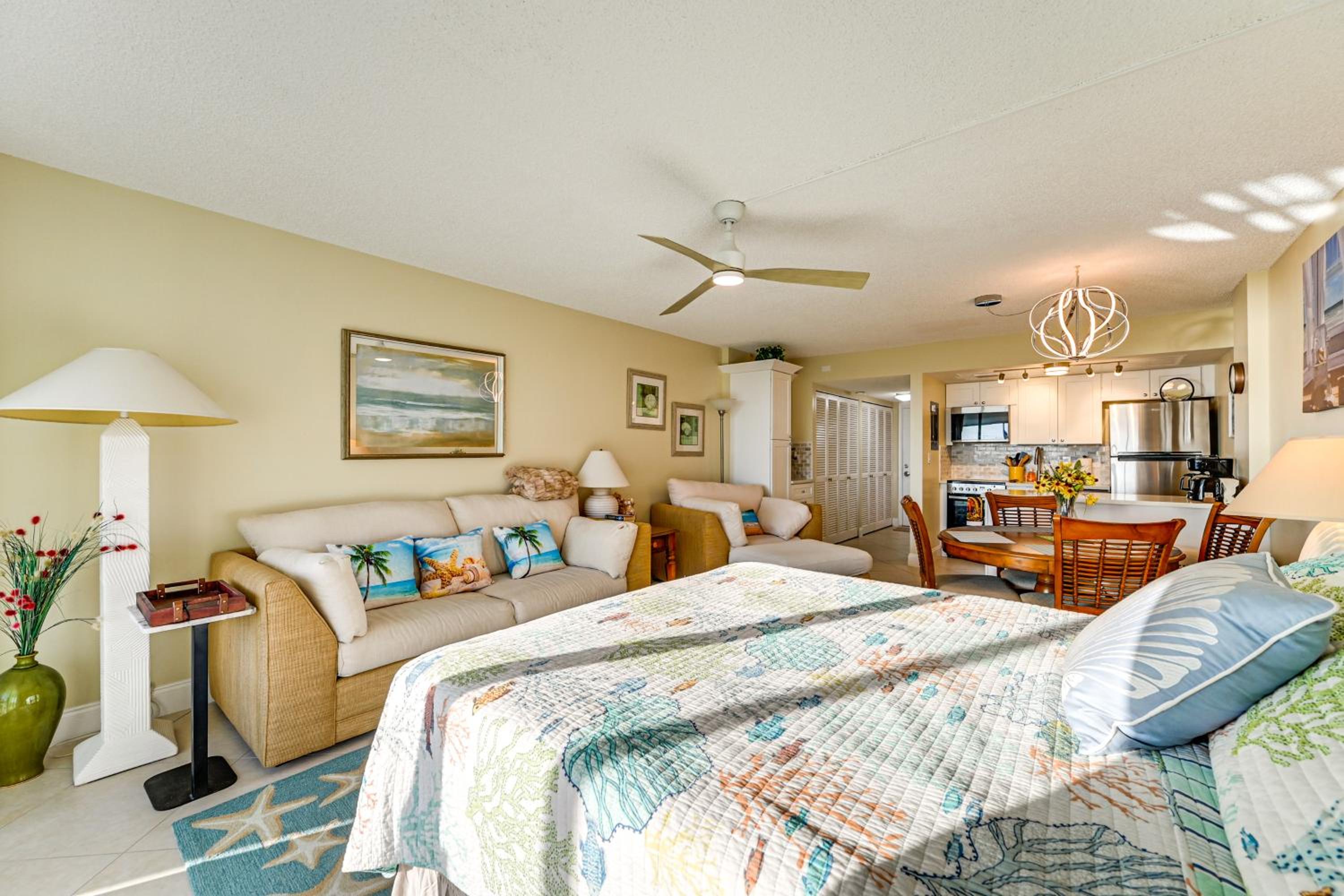 Oceanfront Studio with Gulf and Sunset Views From Bed!