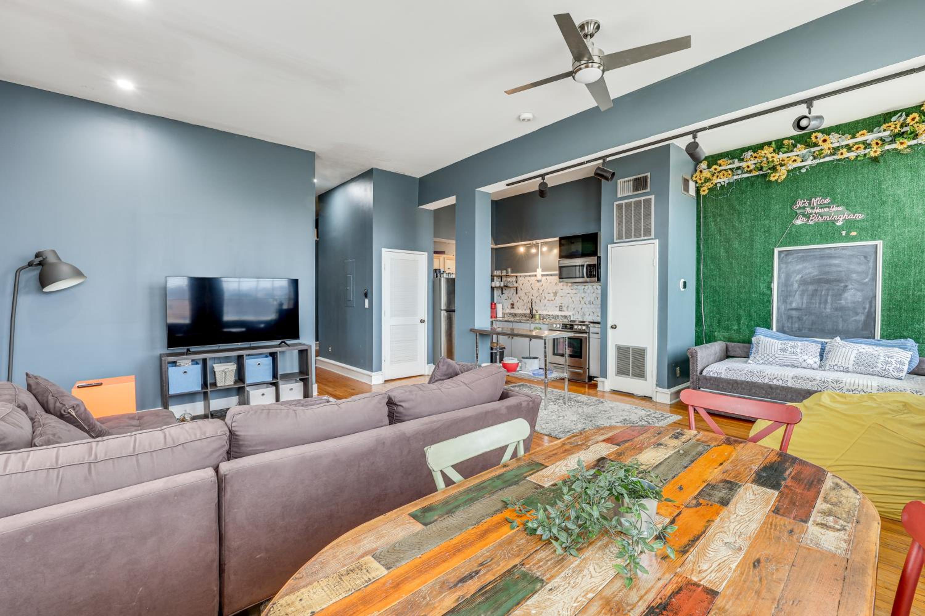 1 Mi to UAB Campus Stylish Central City Loft!