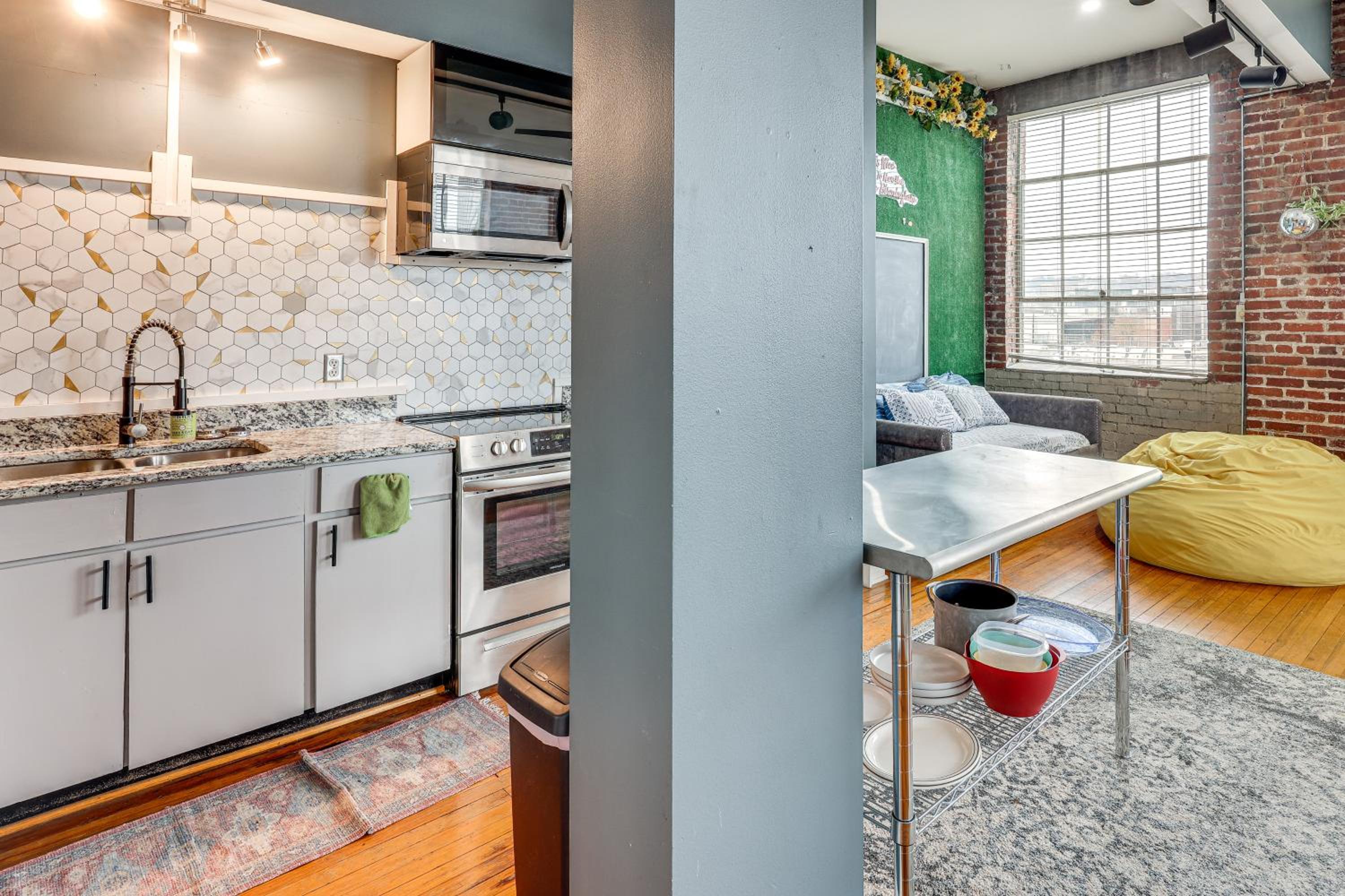 1 Mi to UAB Campus Stylish Central City Loft!