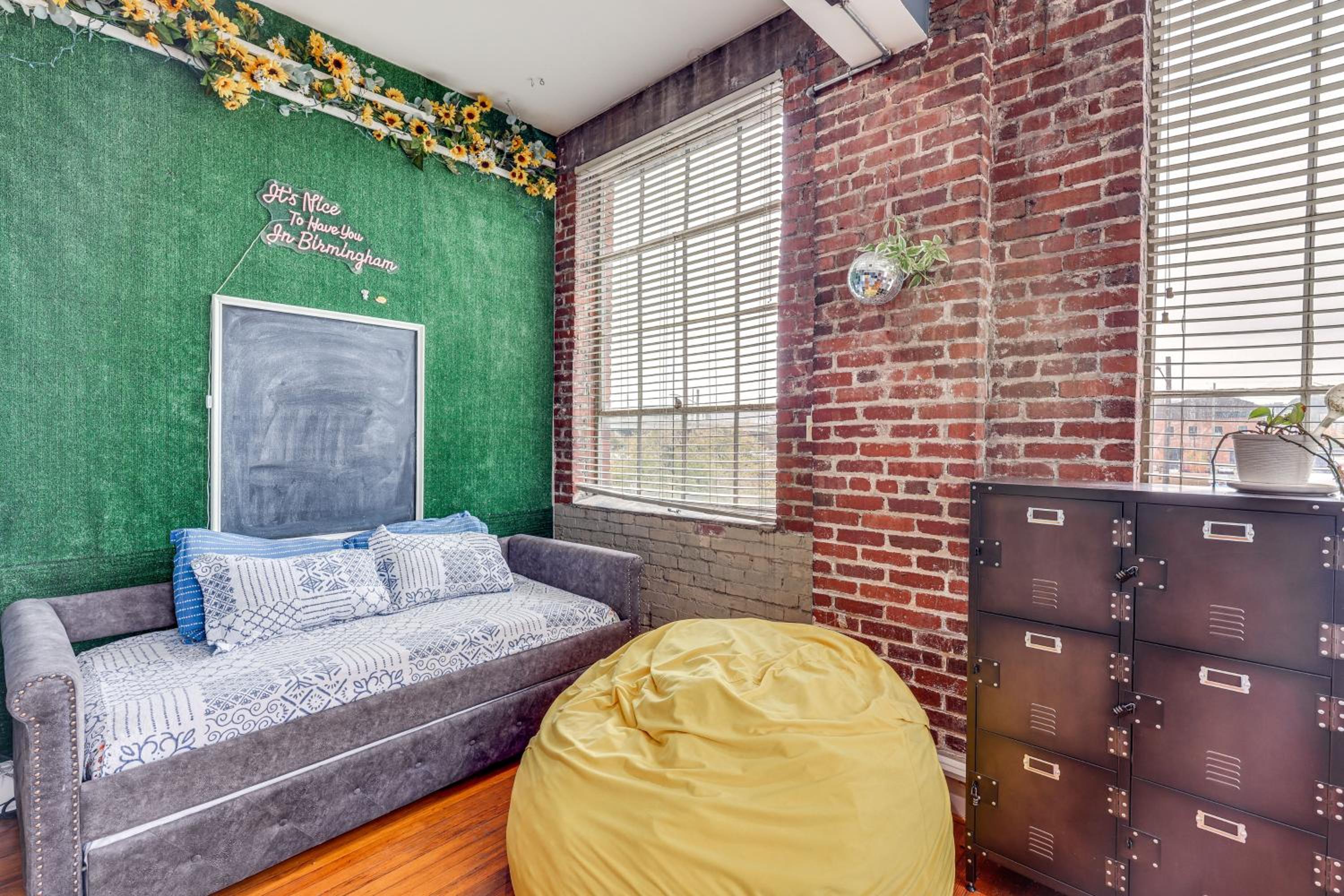 1 Mi to UAB Campus Stylish Central City Loft!
