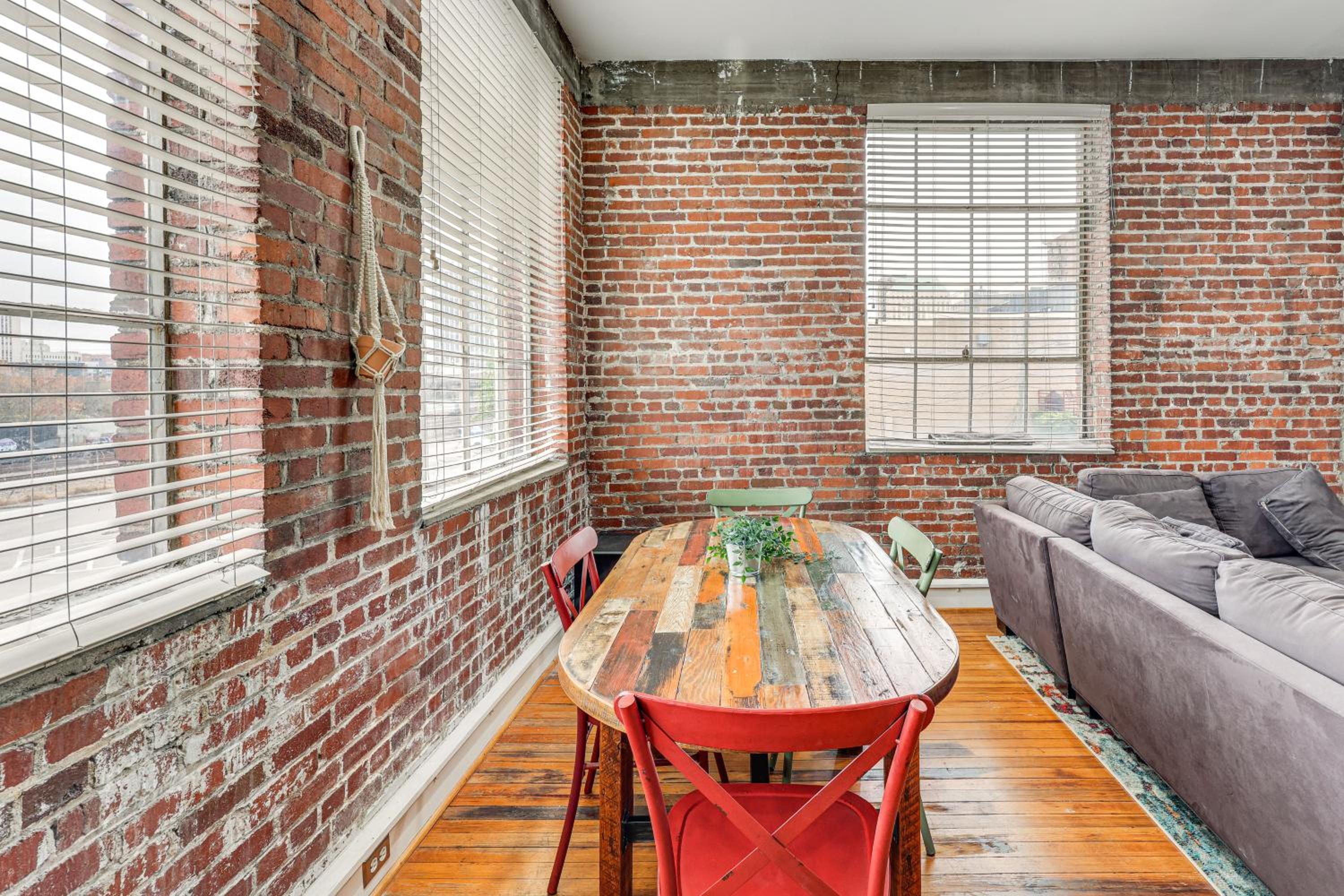 1 Mi to UAB Campus Stylish Central City Loft!