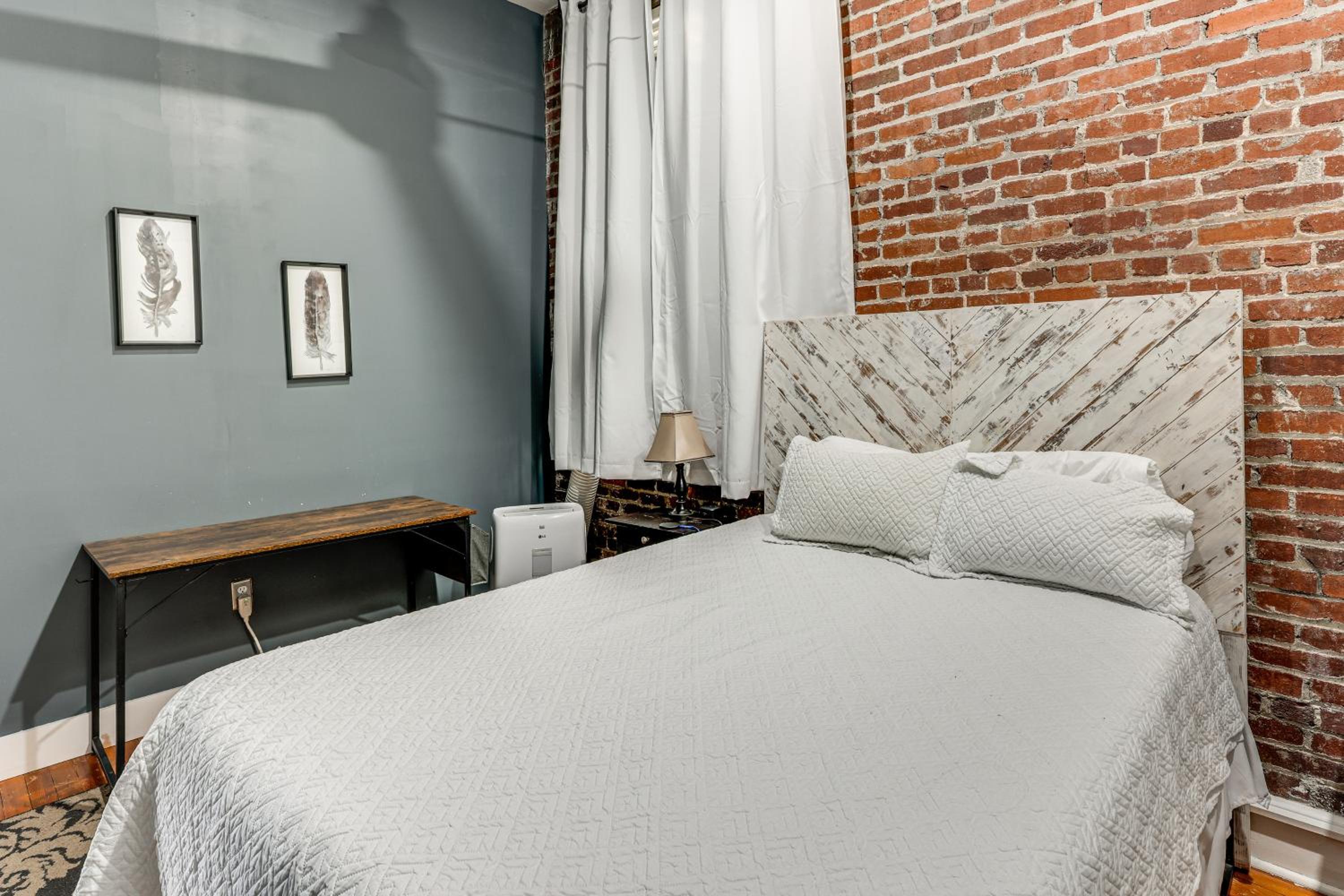 1 Mi to UAB Campus Stylish Central City Loft!