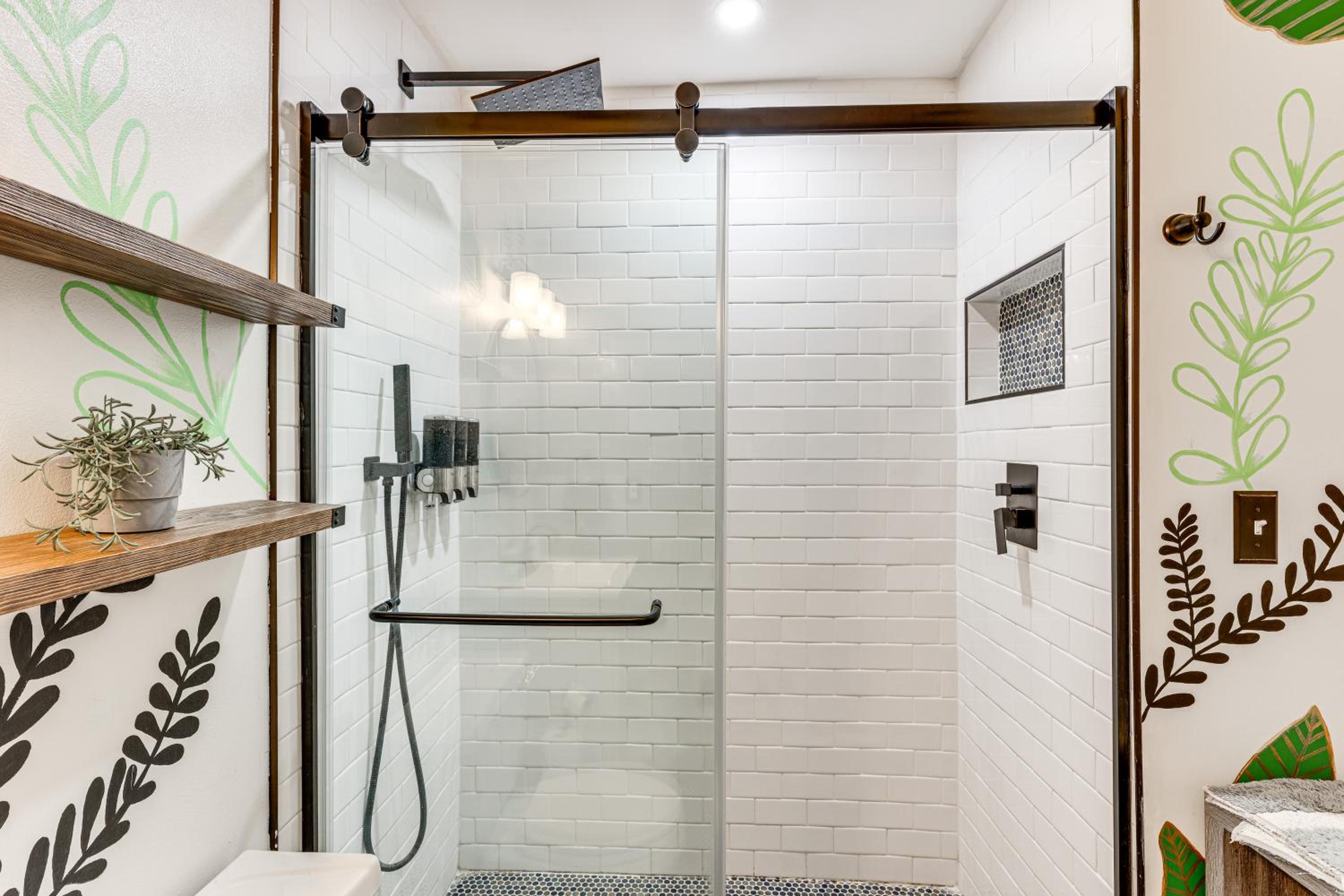 1 Mi to UAB Campus Stylish Central City Loft!
