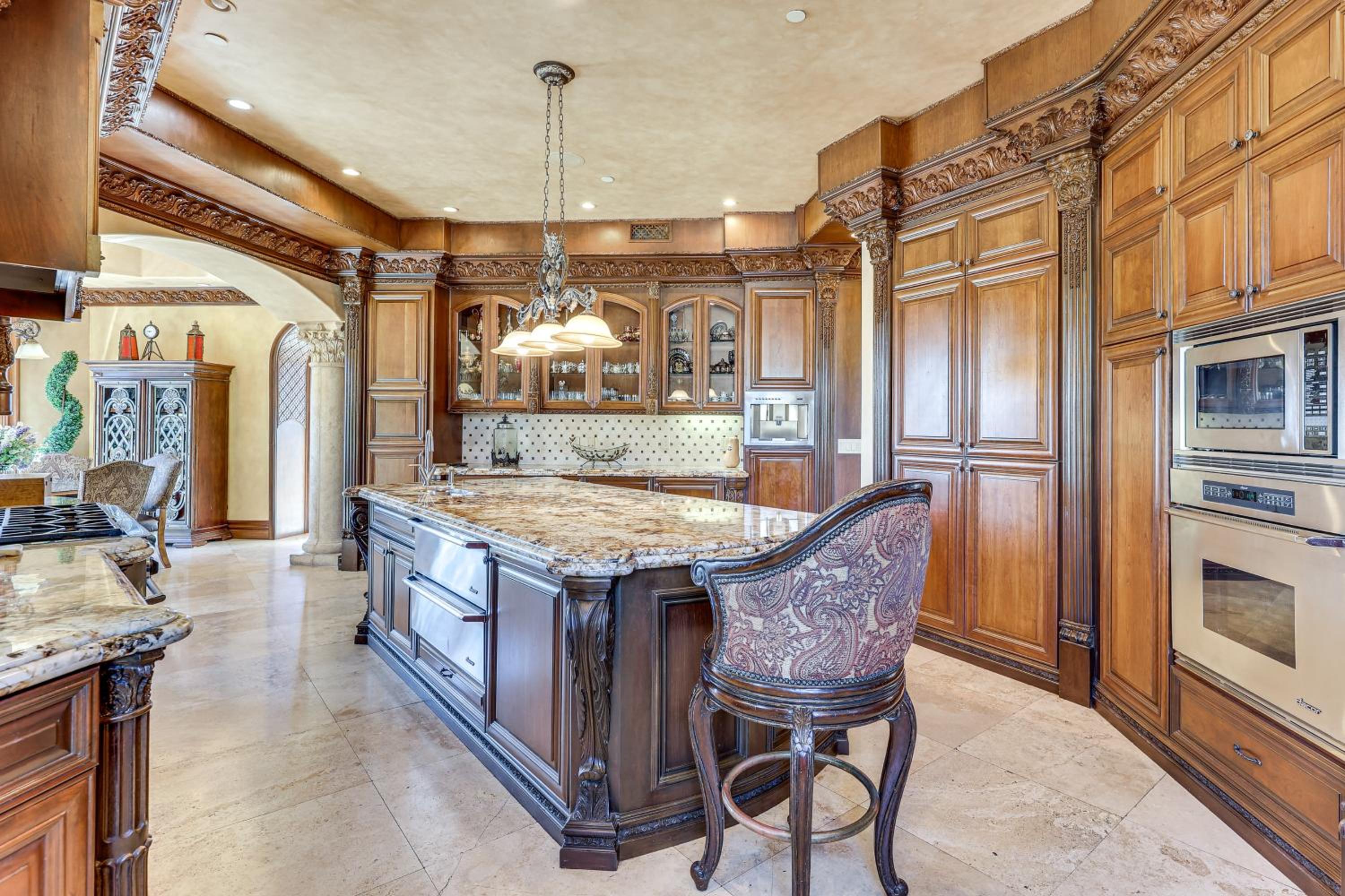 Grand 9,000-Sq-Ft Estate! Luxurious SoCal Getaway
