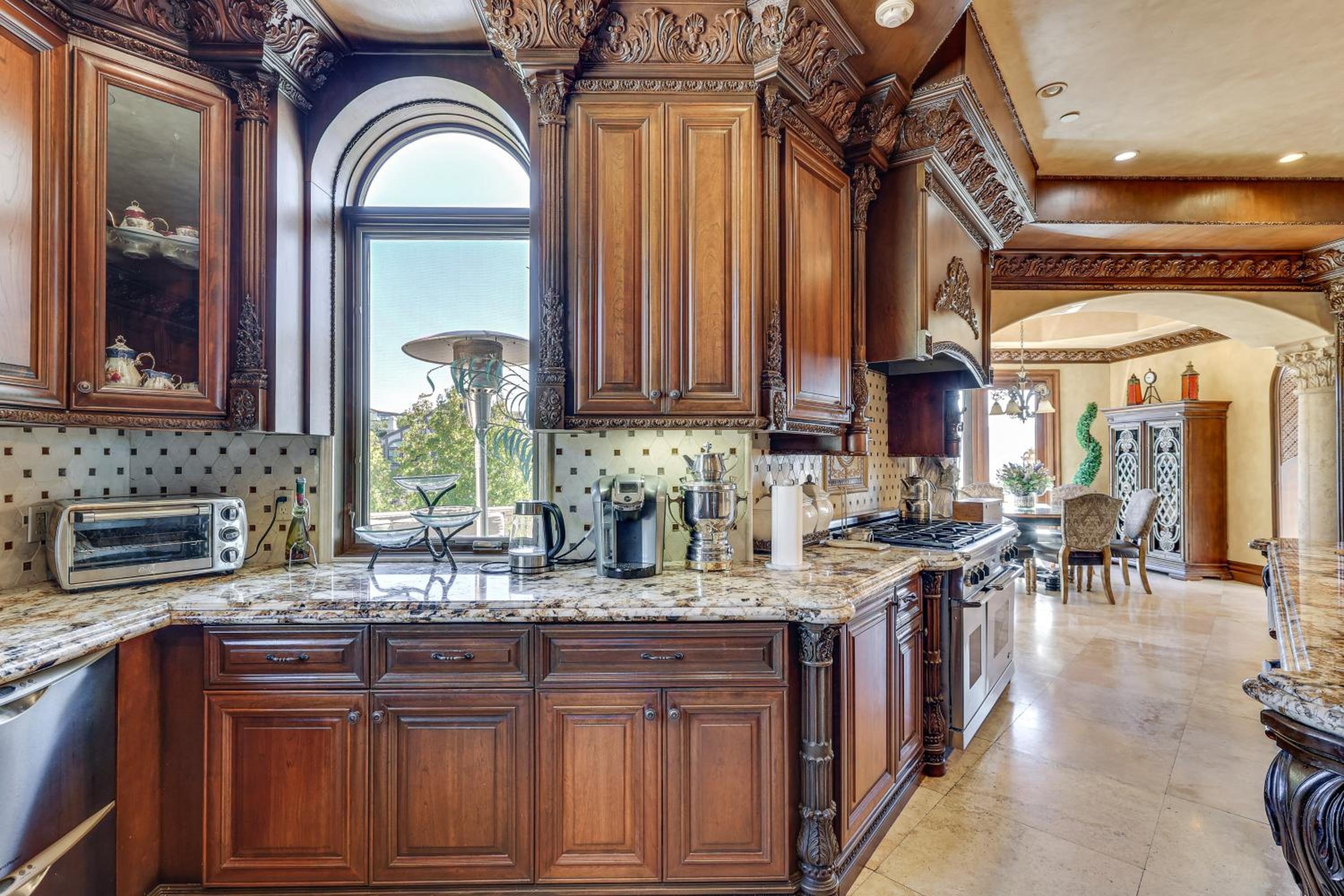 Grand 9,000-Sq-Ft Estate! Luxurious SoCal Getaway
