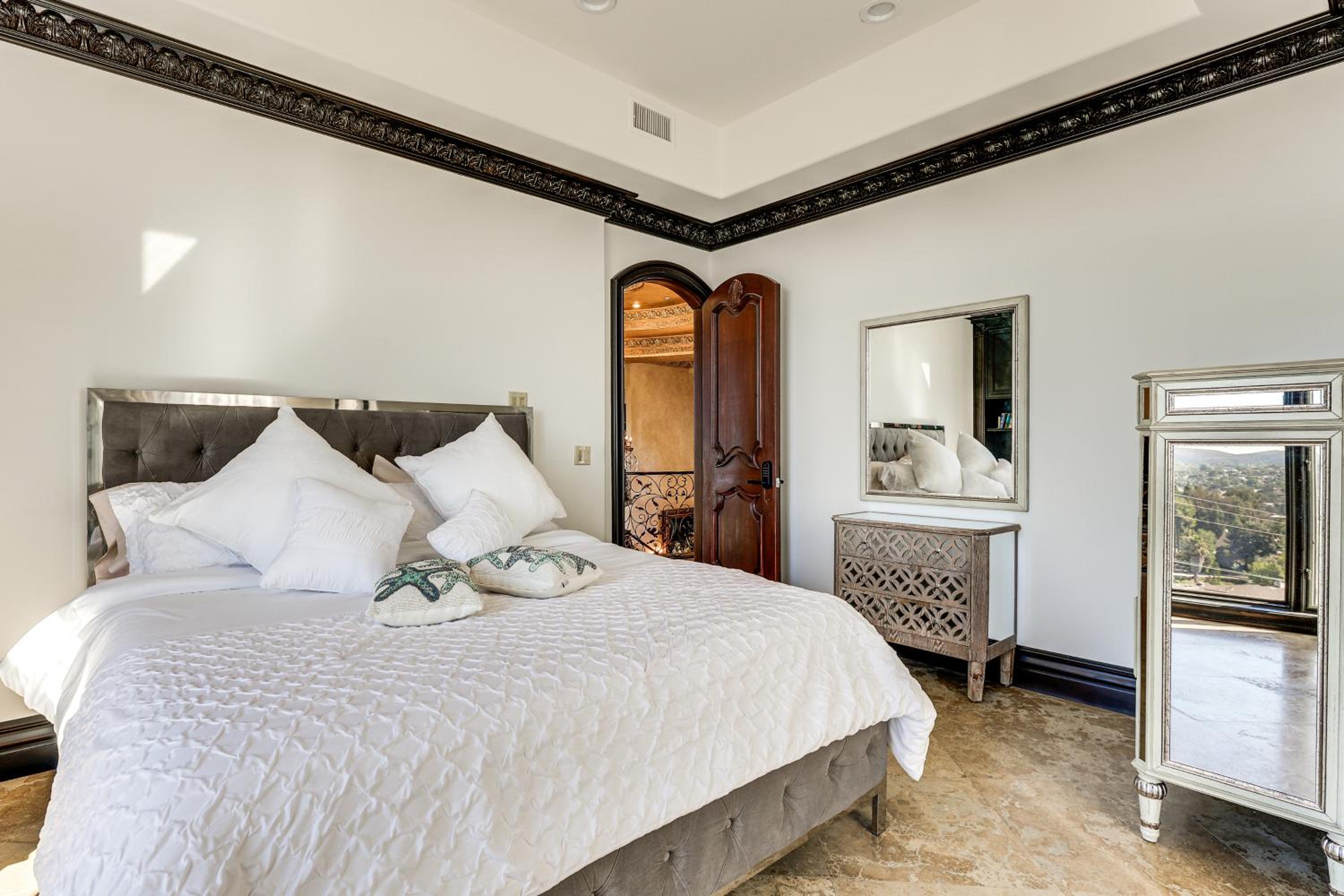 Grand 9,000-Sq-Ft Estate! Luxurious SoCal Getaway