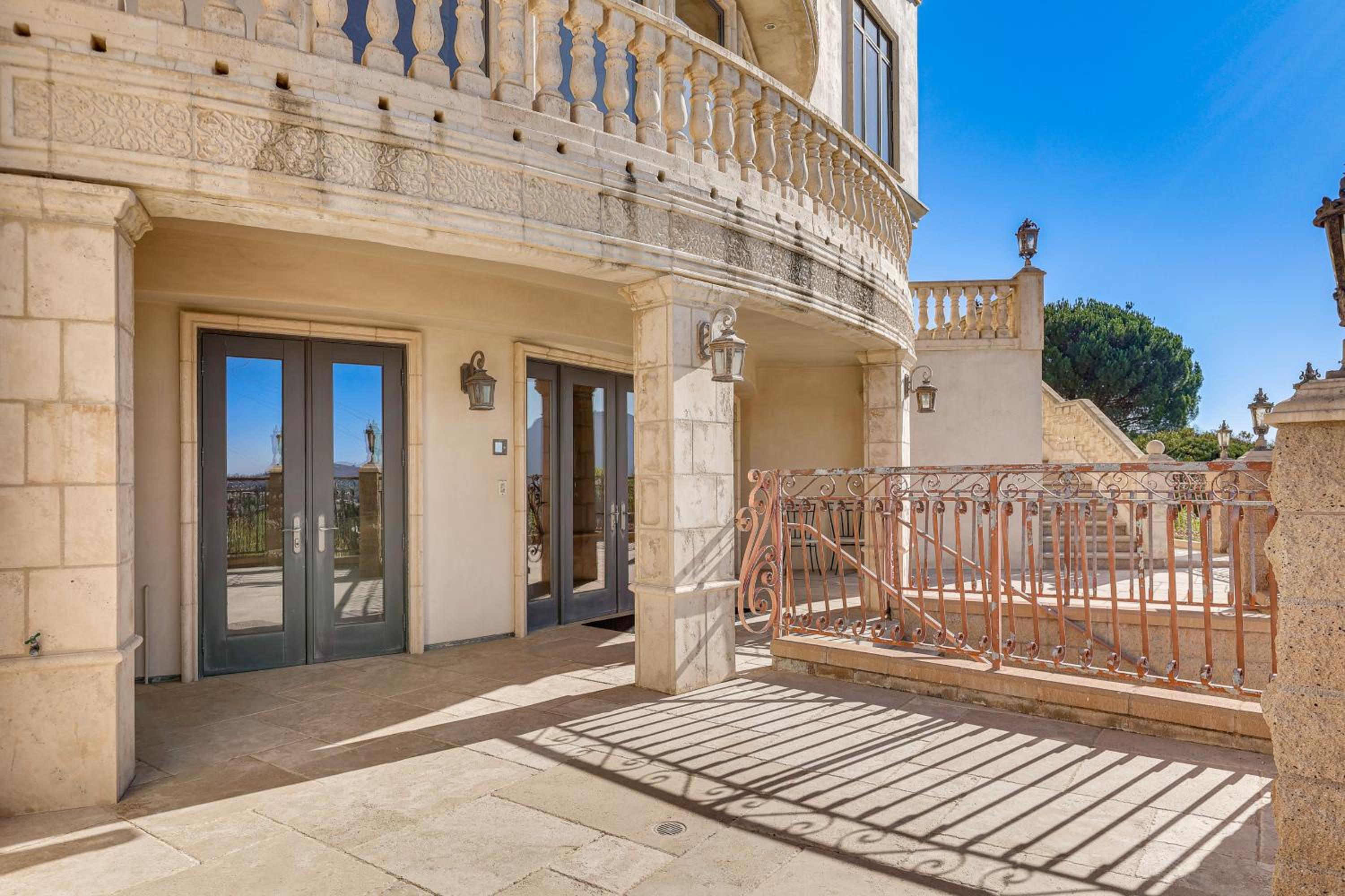 Grand 9,000-Sq-Ft Estate! Luxurious SoCal Getaway