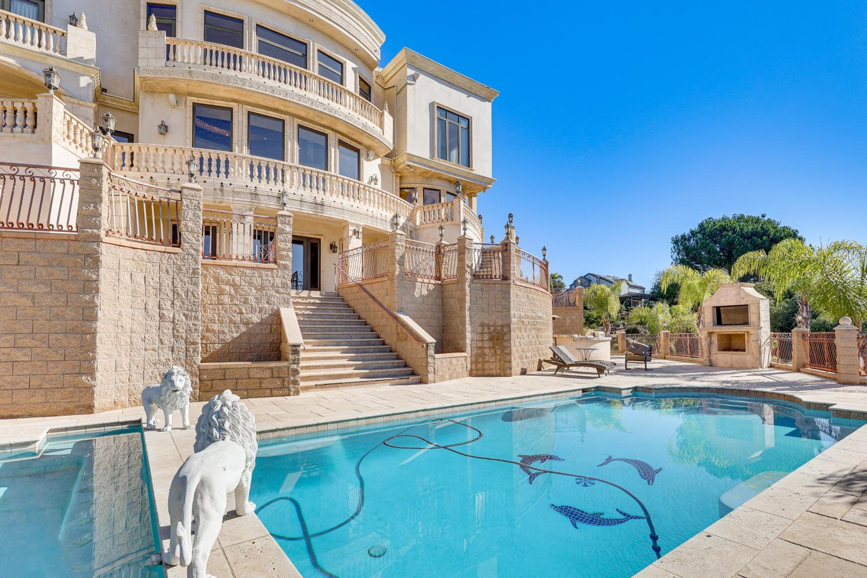 Grand 9,000-Sq-Ft Estate! Luxurious SoCal Getaway