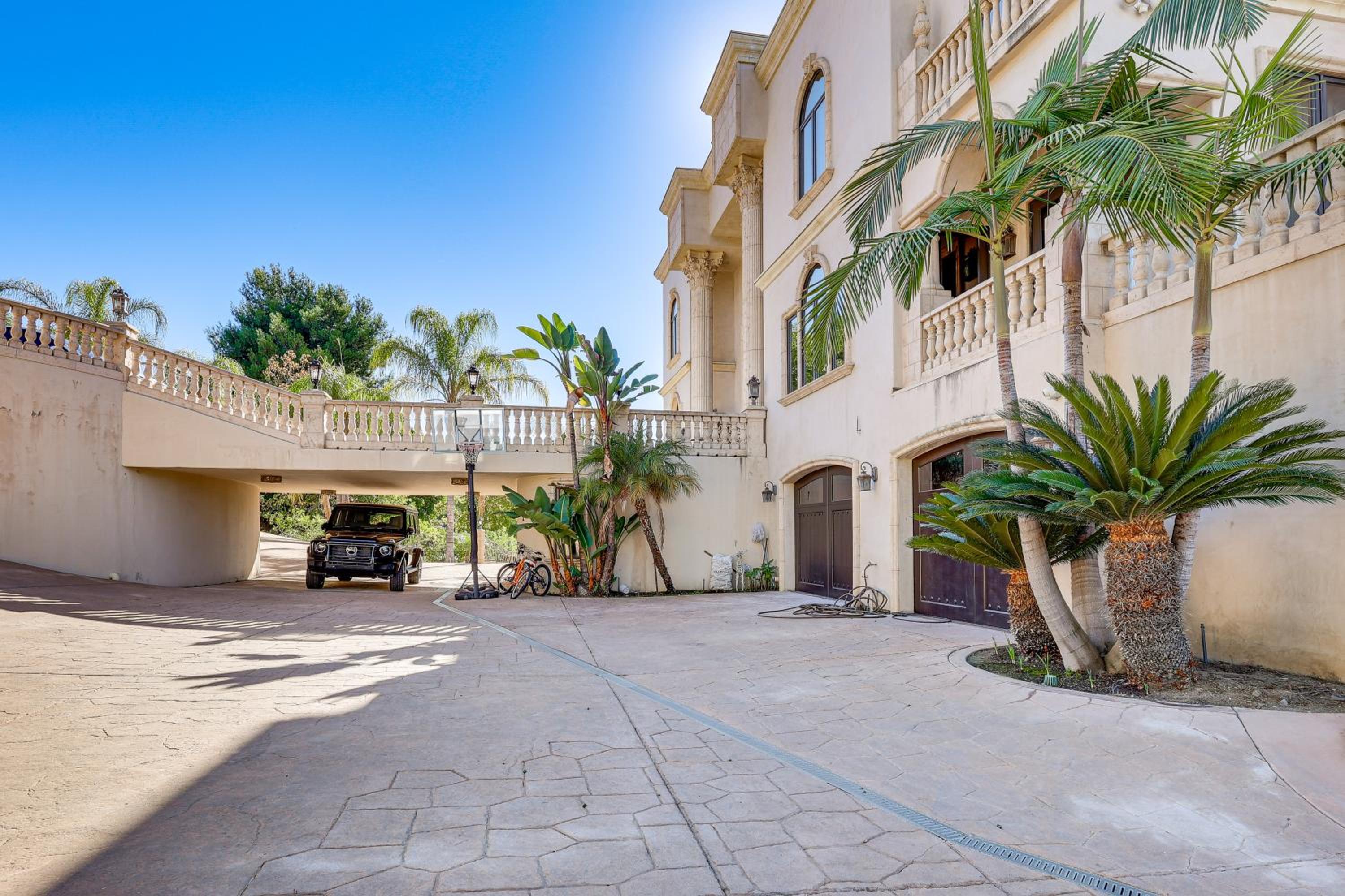 Grand 9,000-Sq-Ft Estate! Luxurious SoCal Getaway