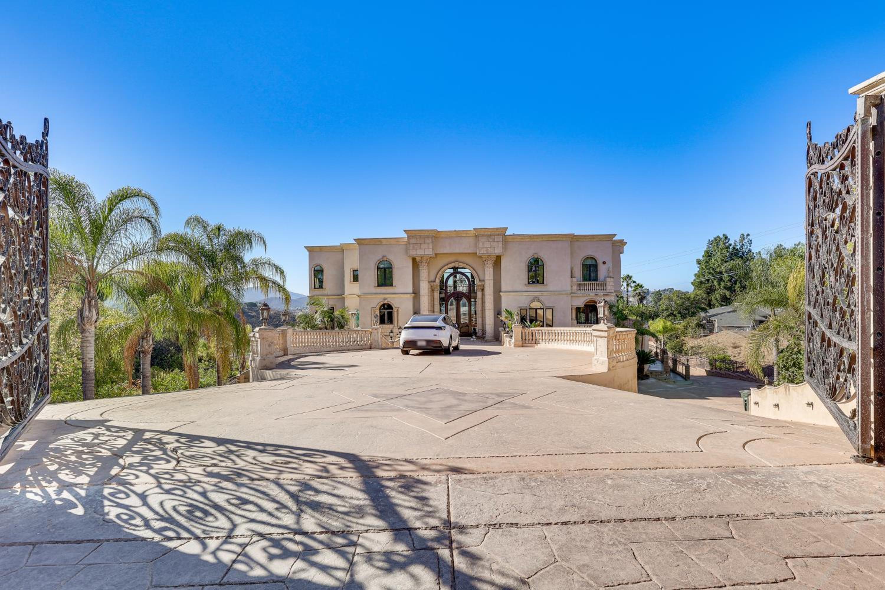 Grand 9,000-Sq-Ft Estate! Luxurious SoCal Getaway