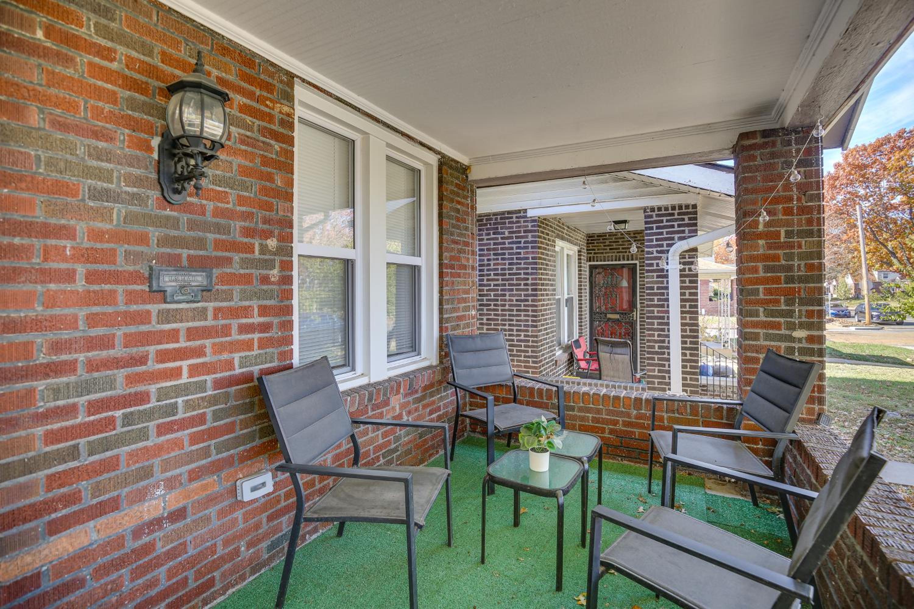 1 Mi to Delmar Loop! University City Bungalow