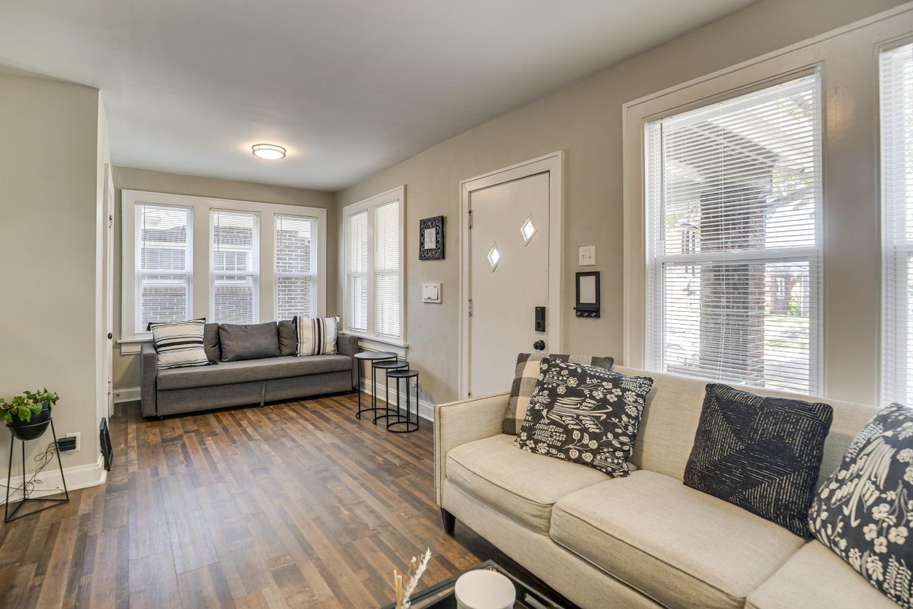 1 Mi to Delmar Loop! University City Bungalow
