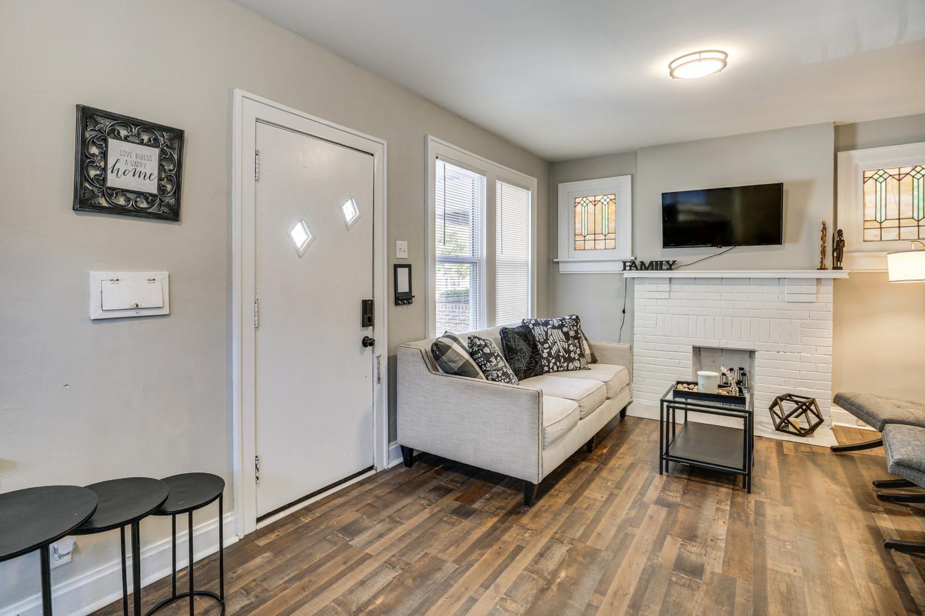 1 Mi to Delmar Loop! University City Bungalow