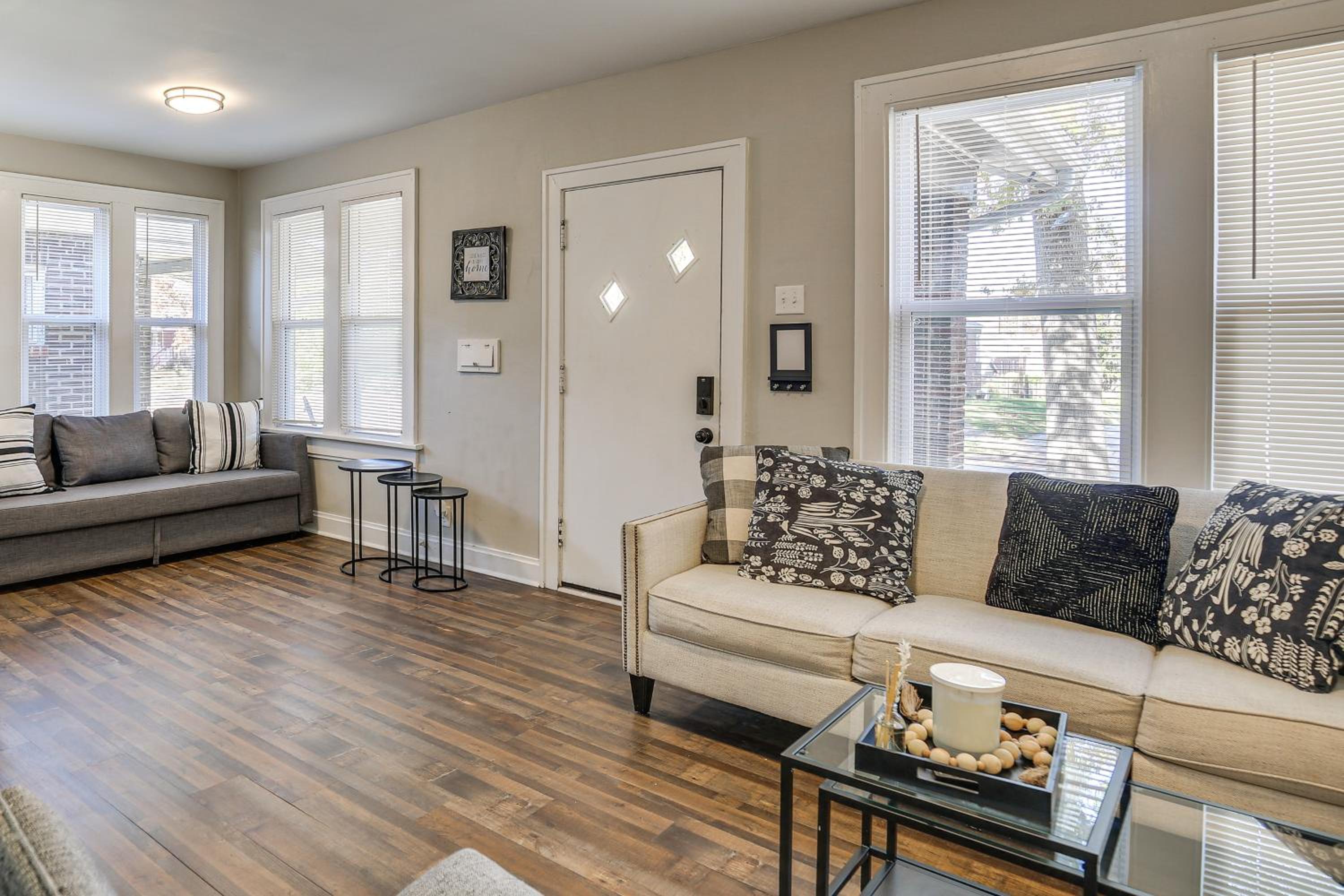 1 Mi to Delmar Loop! University City Bungalow