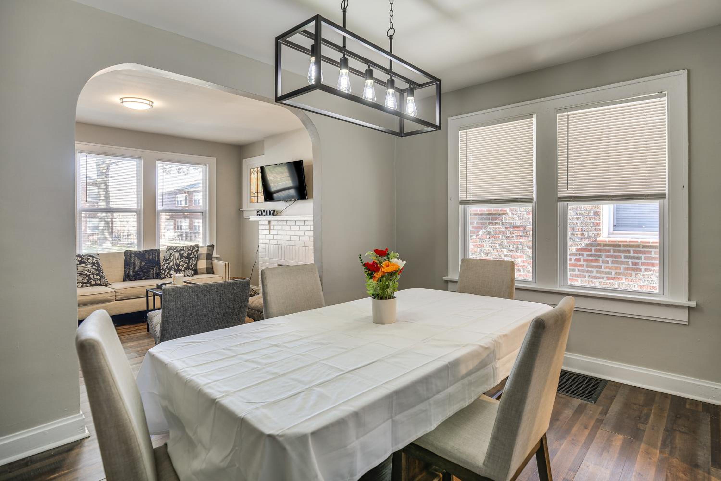 1 Mi to Delmar Loop! University City Bungalow
