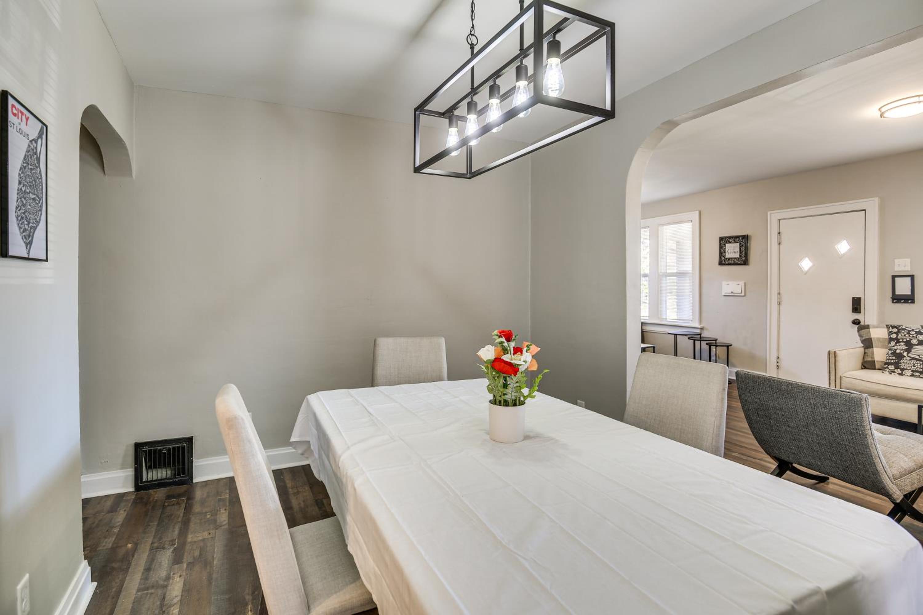 1 Mi to Delmar Loop! University City Bungalow