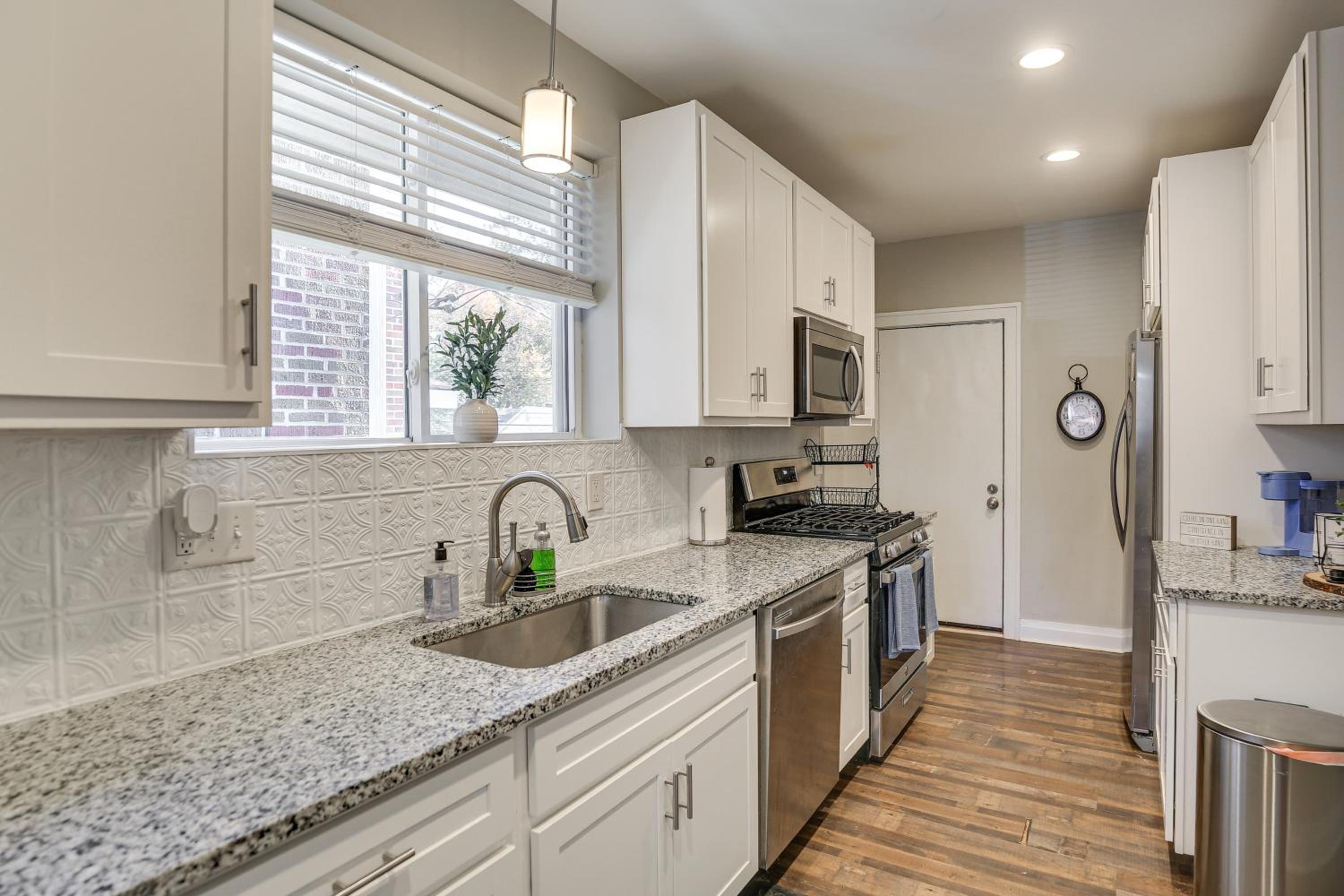 1 Mi to Delmar Loop! University City Bungalow