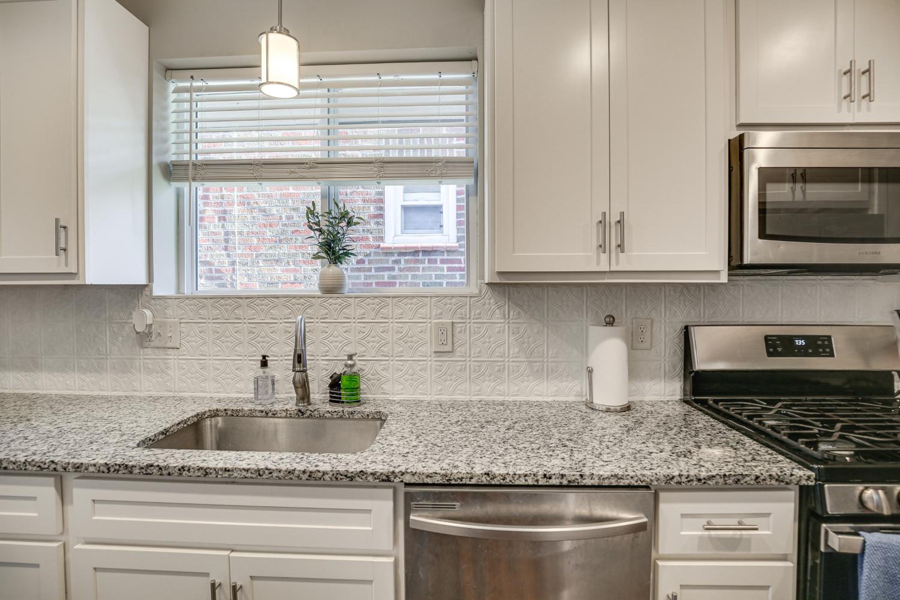 1 Mi to Delmar Loop! University City Bungalow