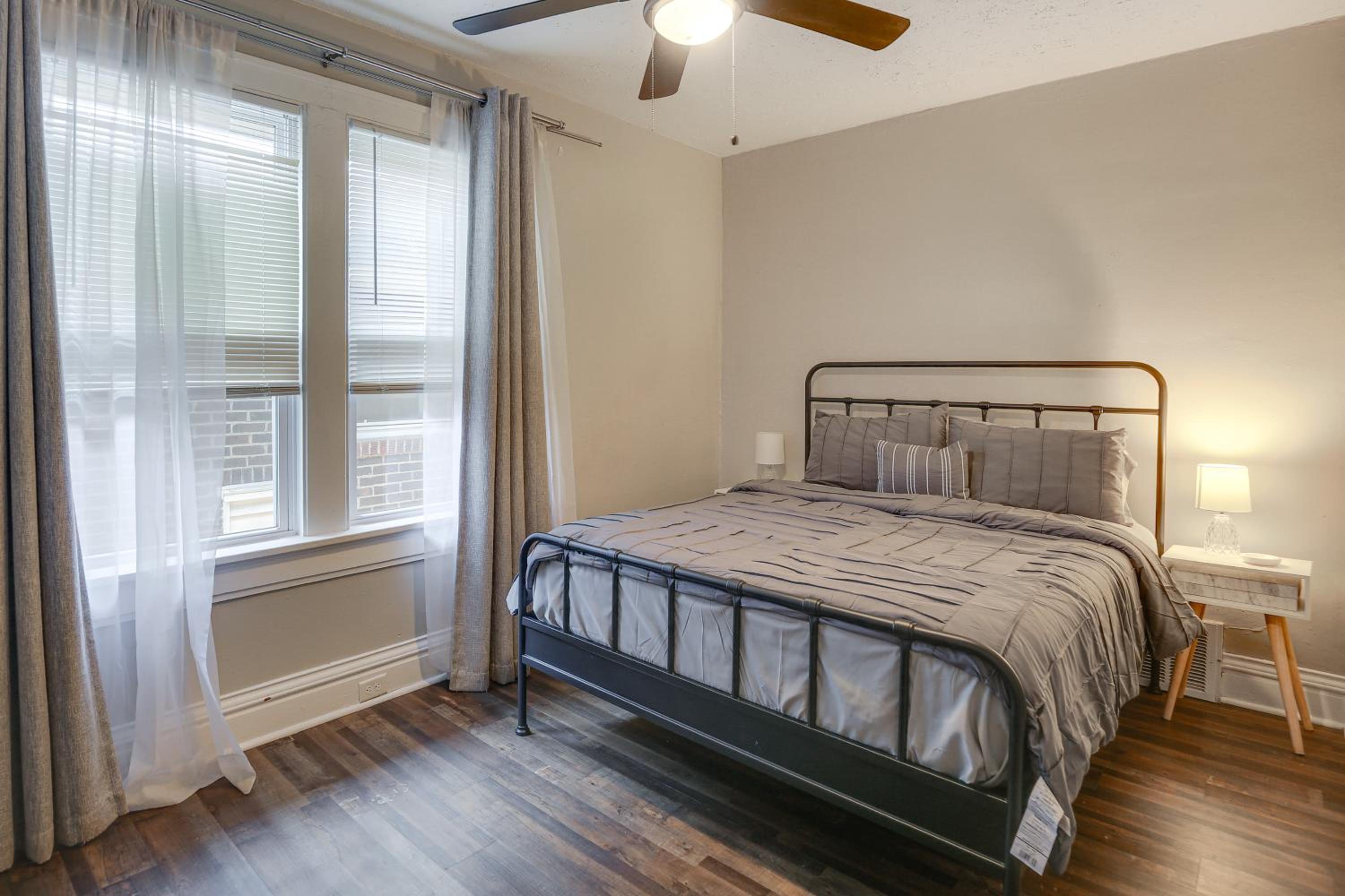 1 Mi to Delmar Loop! University City Bungalow