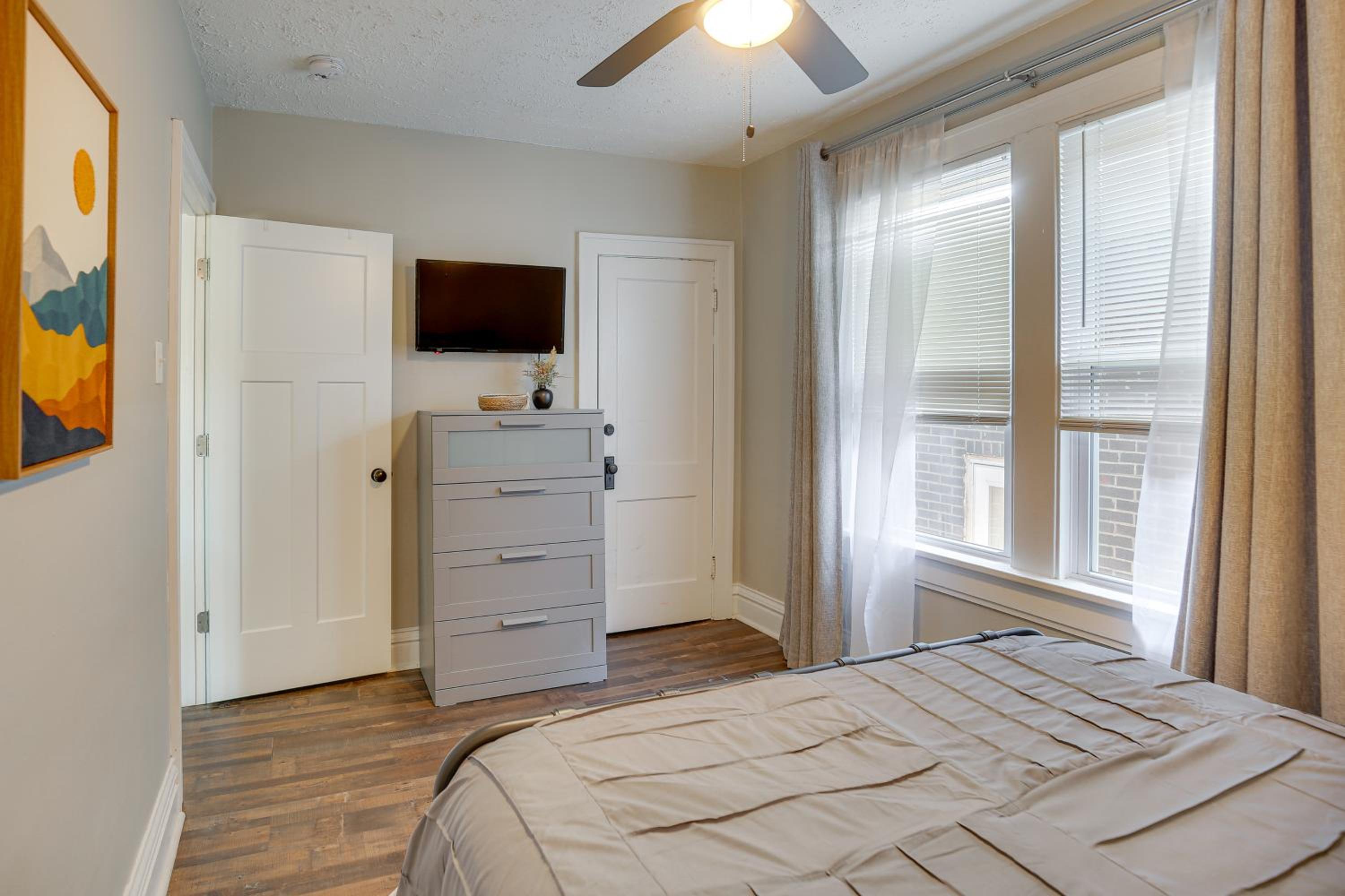 1 Mi to Delmar Loop! University City Bungalow