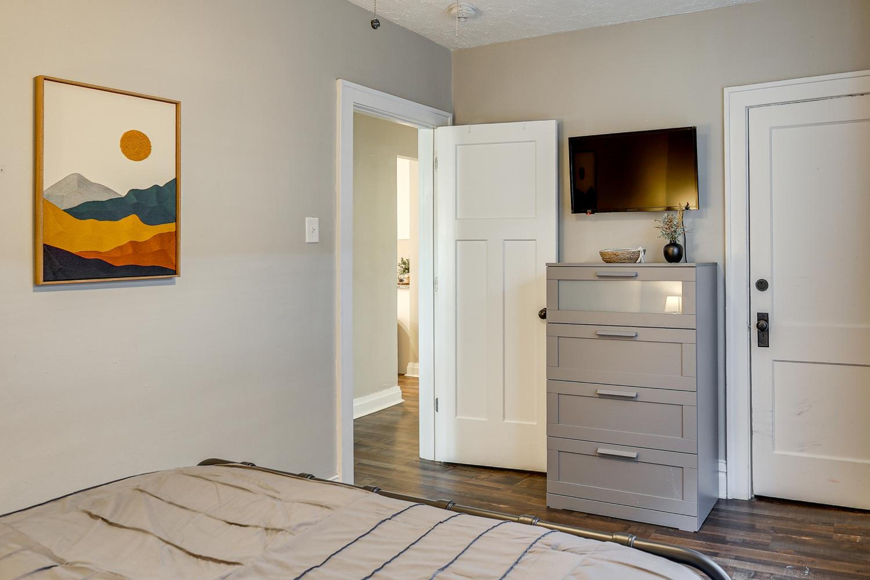 1 Mi to Delmar Loop! University City Bungalow