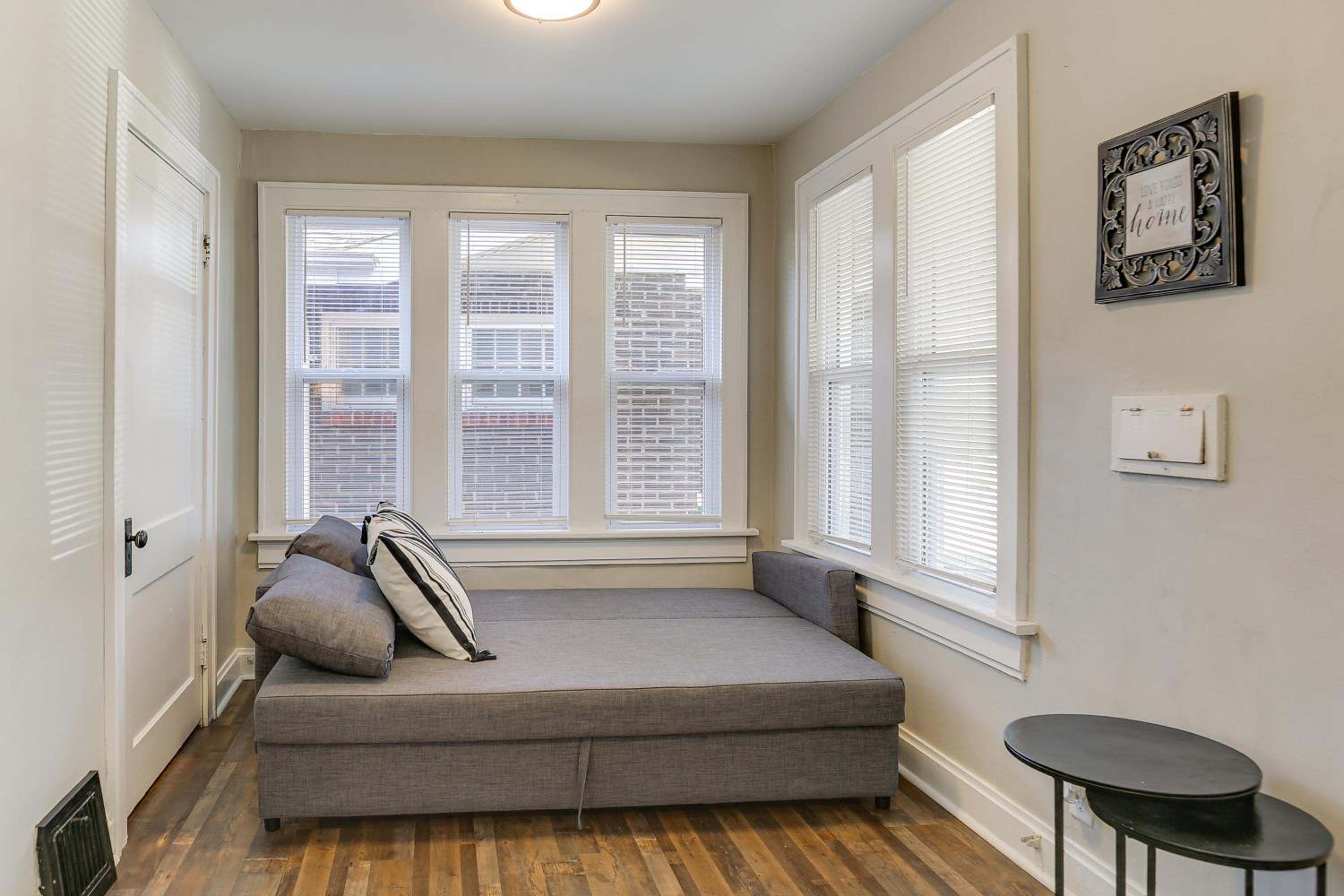 1 Mi to Delmar Loop! University City Bungalow
