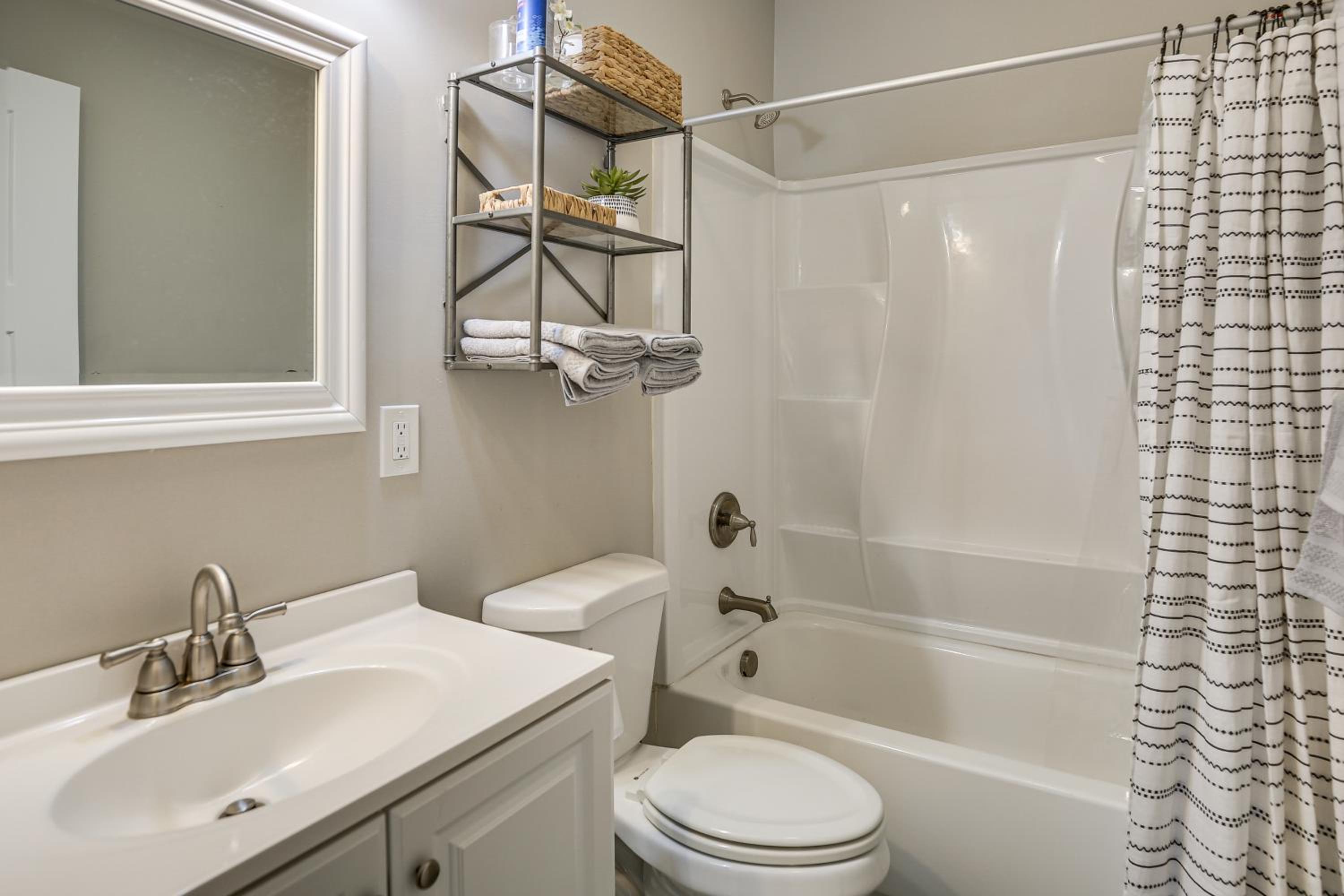 1 Mi to Delmar Loop! University City Bungalow