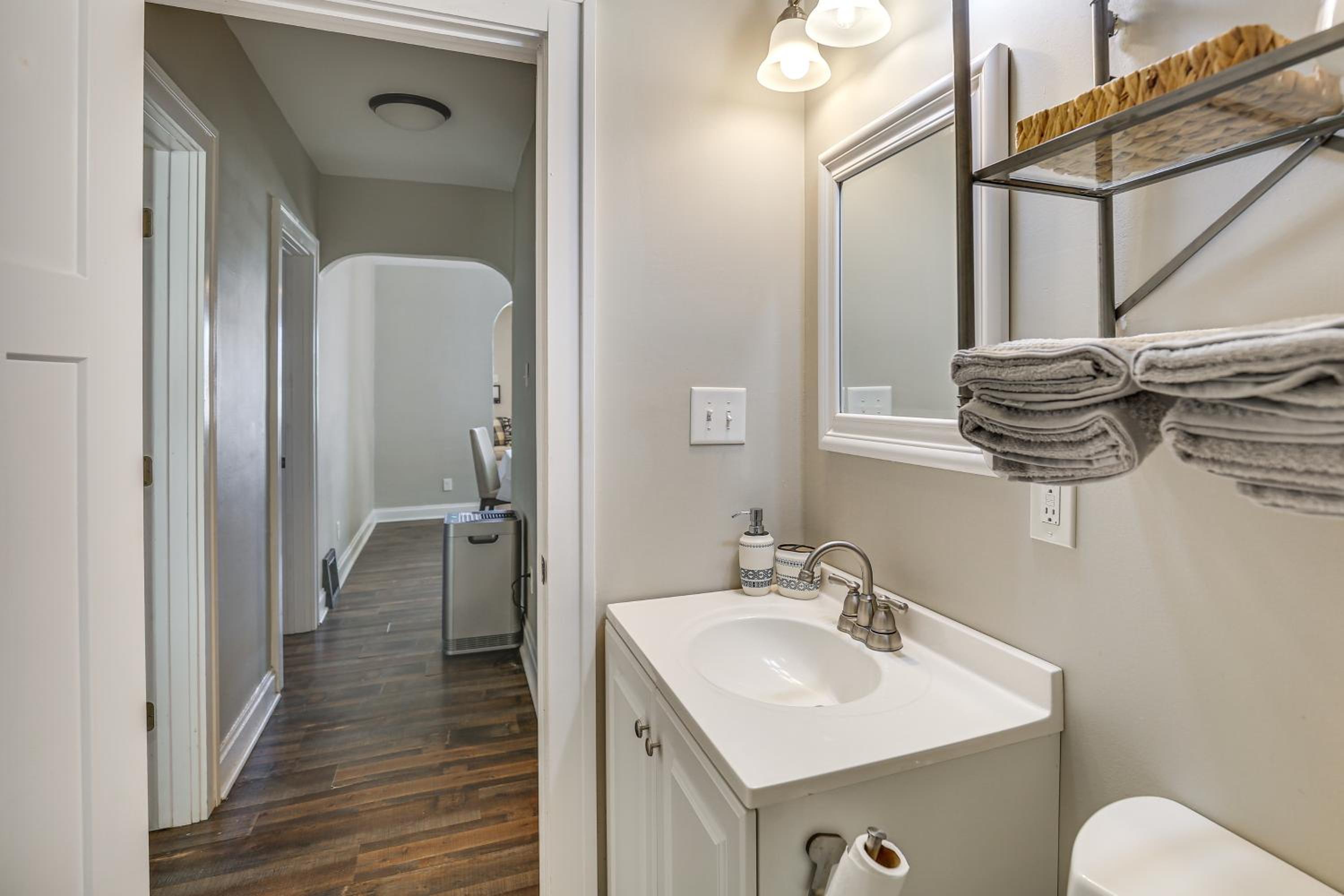 1 Mi to Delmar Loop! University City Bungalow