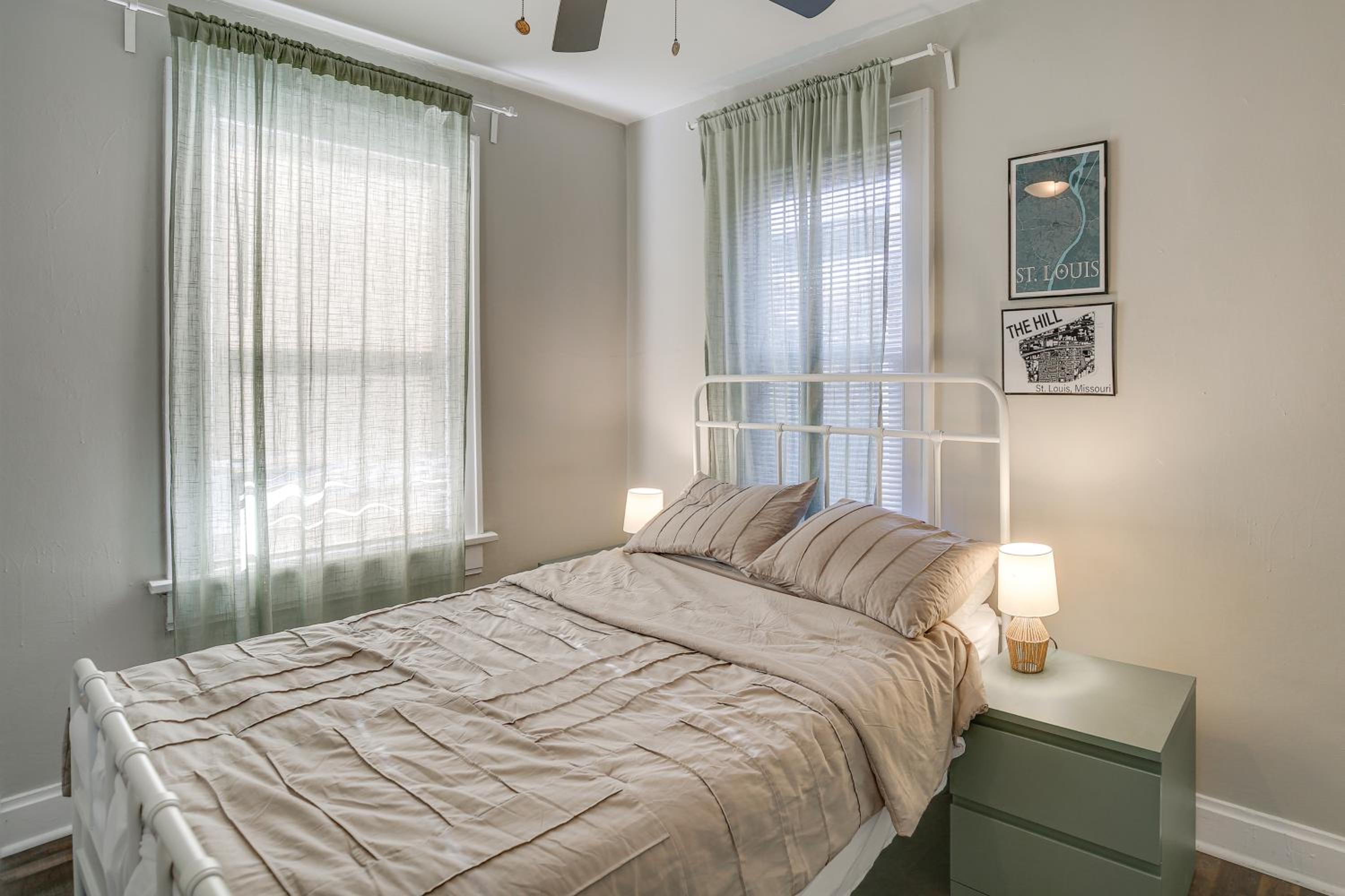 1 Mi to Delmar Loop! University City Bungalow