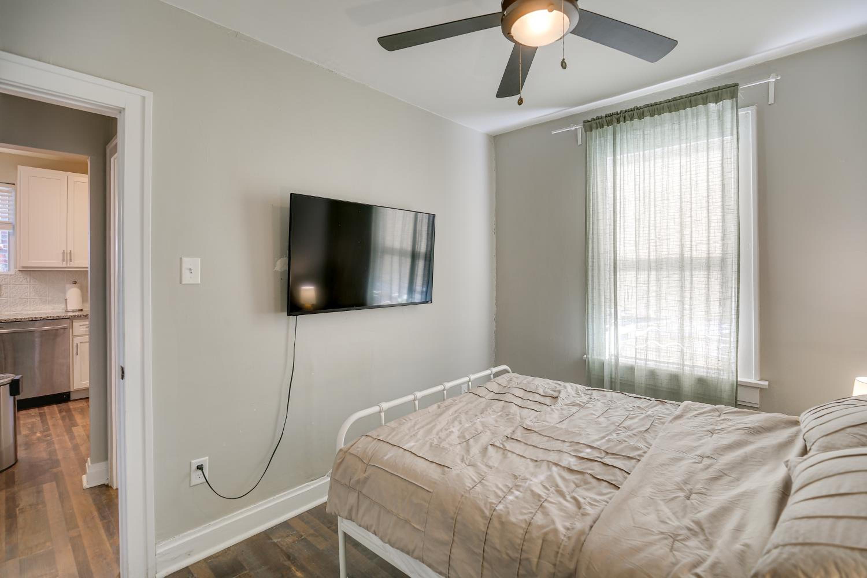 1 Mi to Delmar Loop! University City Bungalow