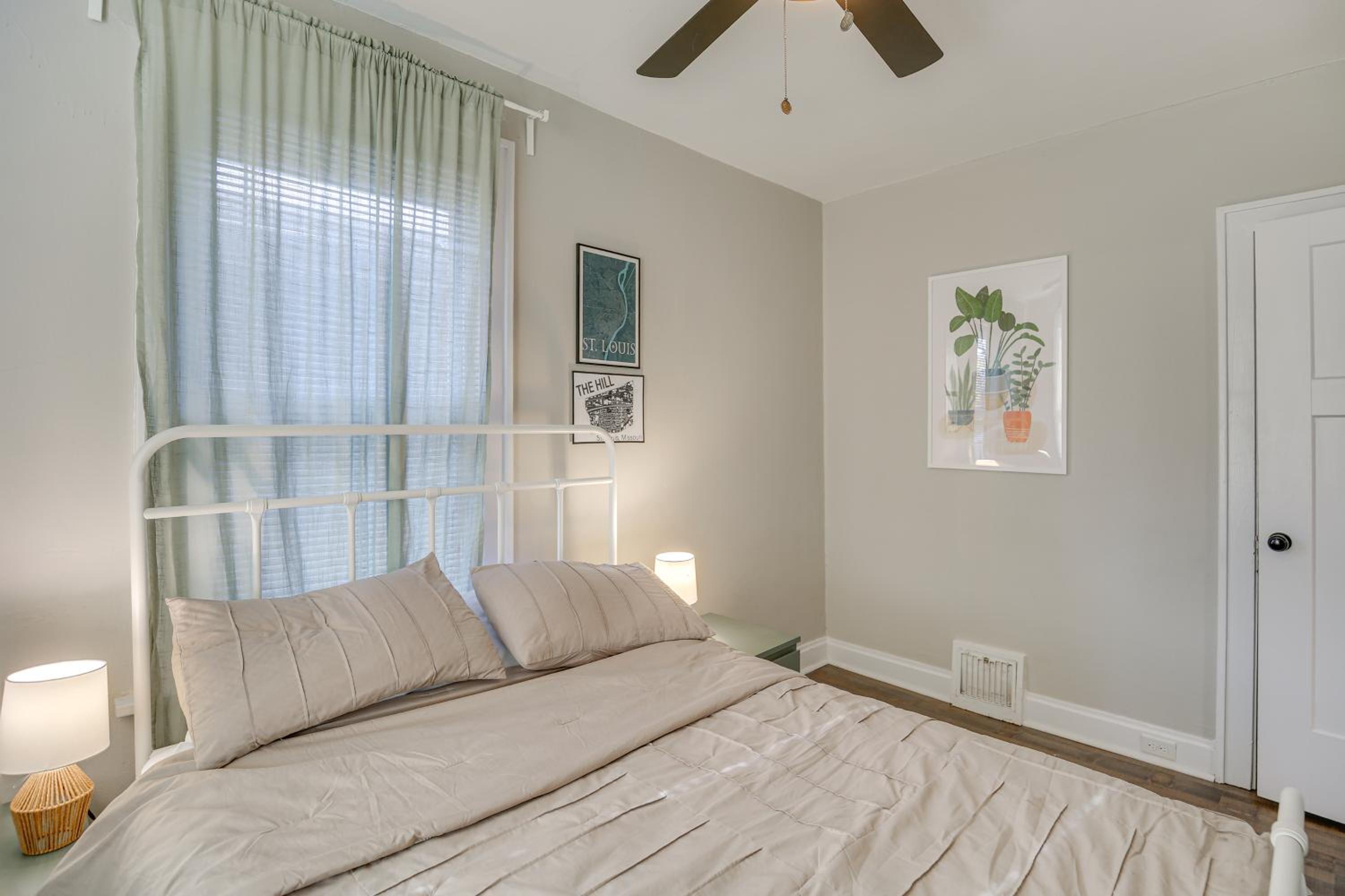 1 Mi to Delmar Loop! University City Bungalow