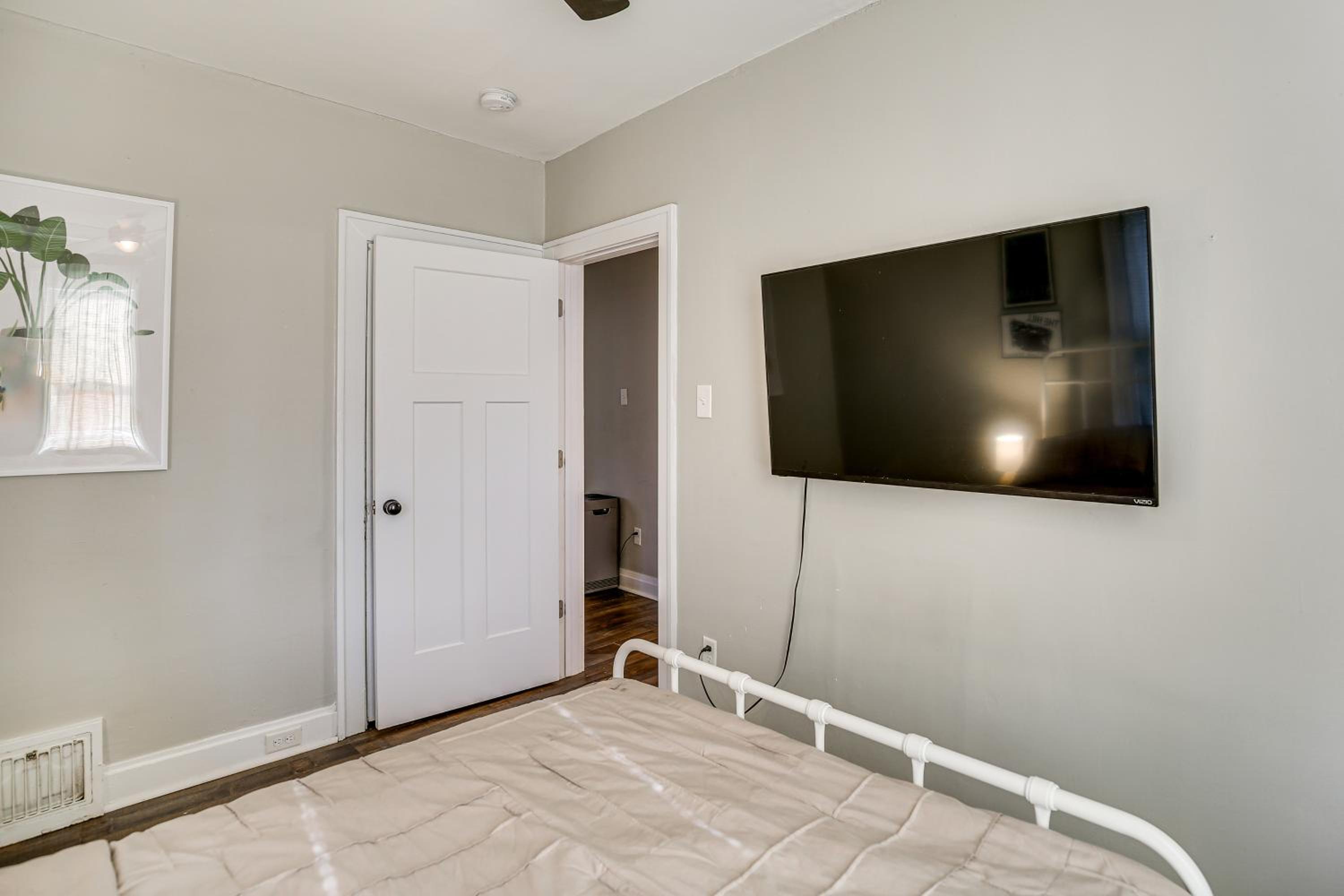 1 Mi to Delmar Loop! University City Bungalow