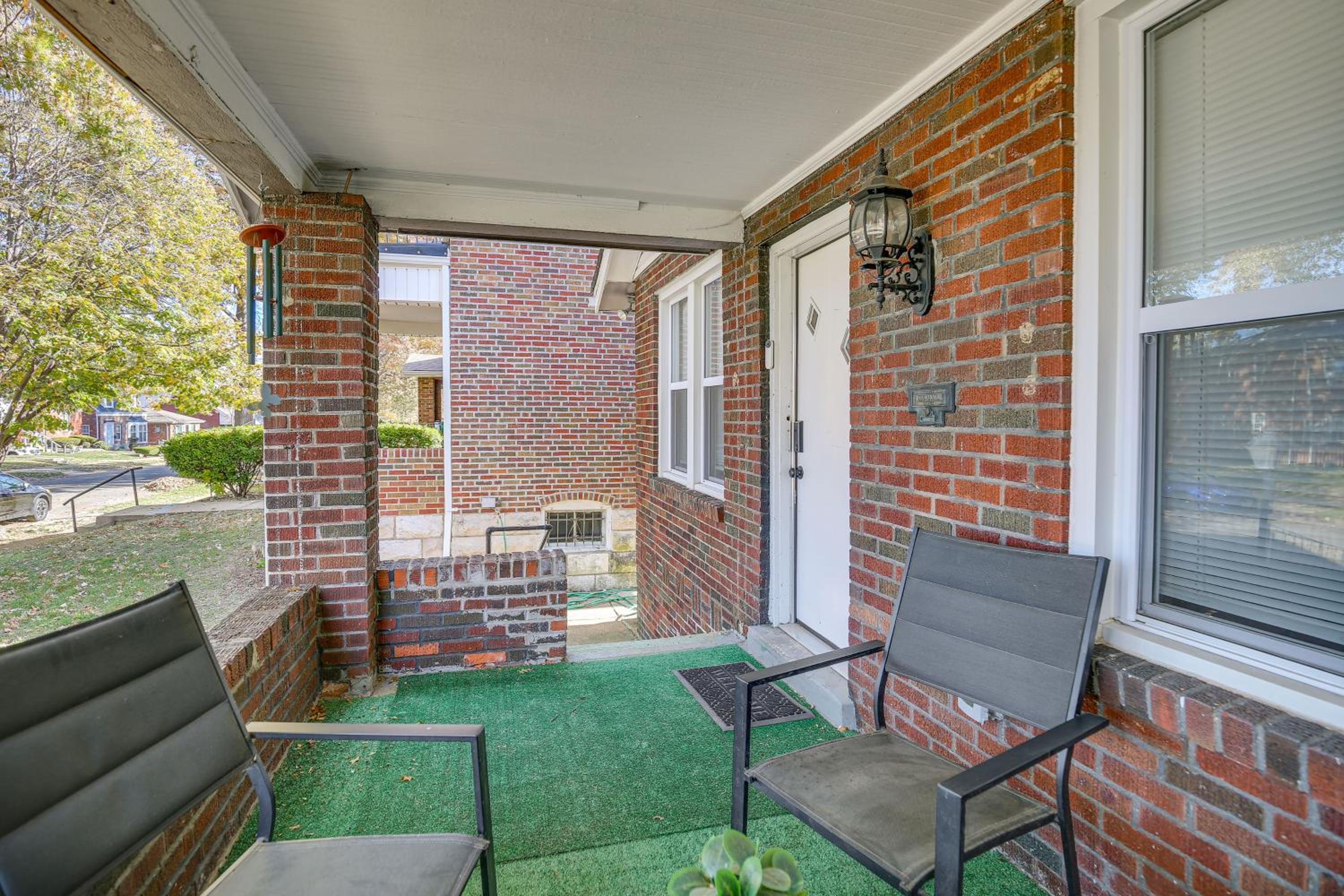 1 Mi to Delmar Loop! University City Bungalow