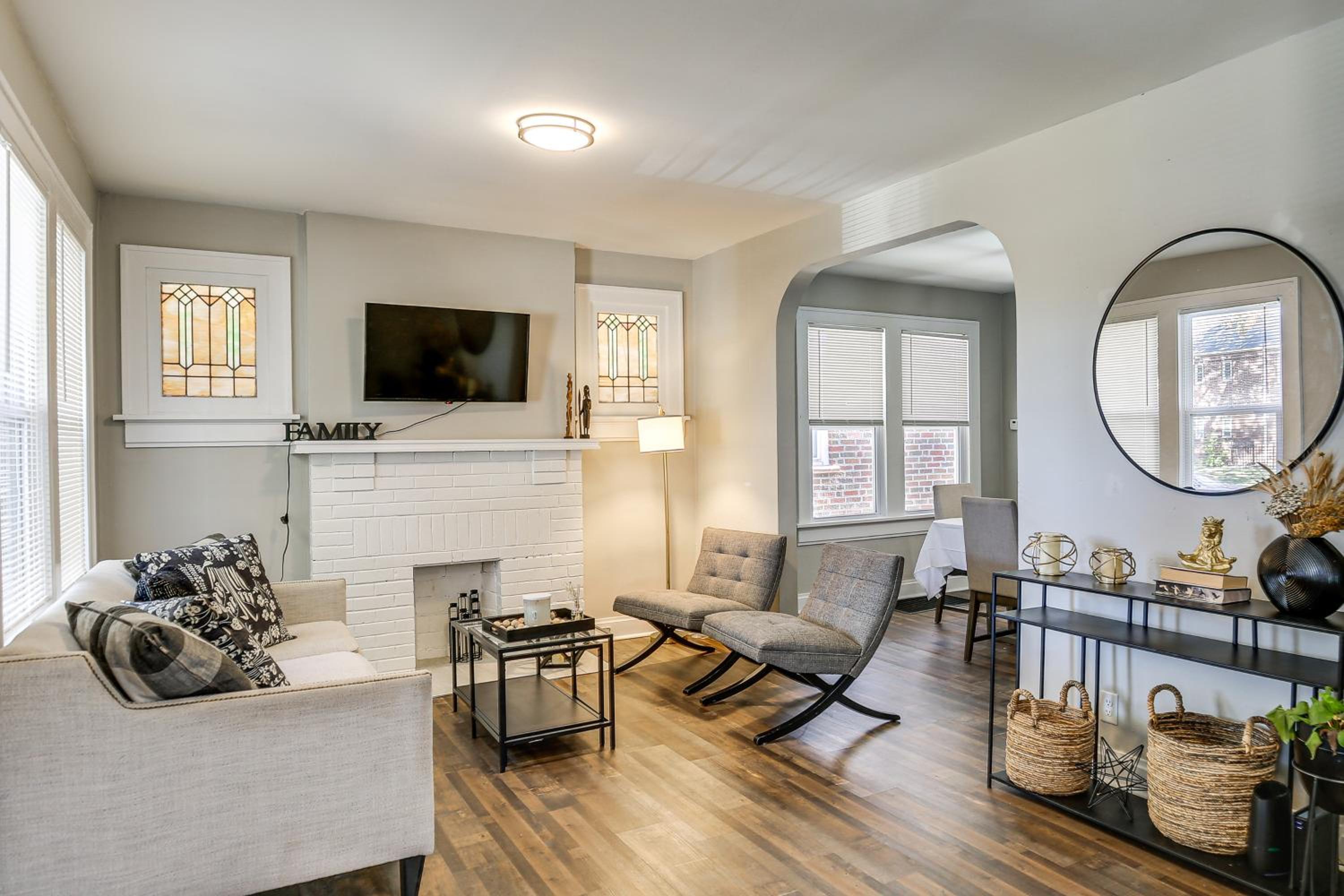 1 Mi to Delmar Loop! University City Bungalow