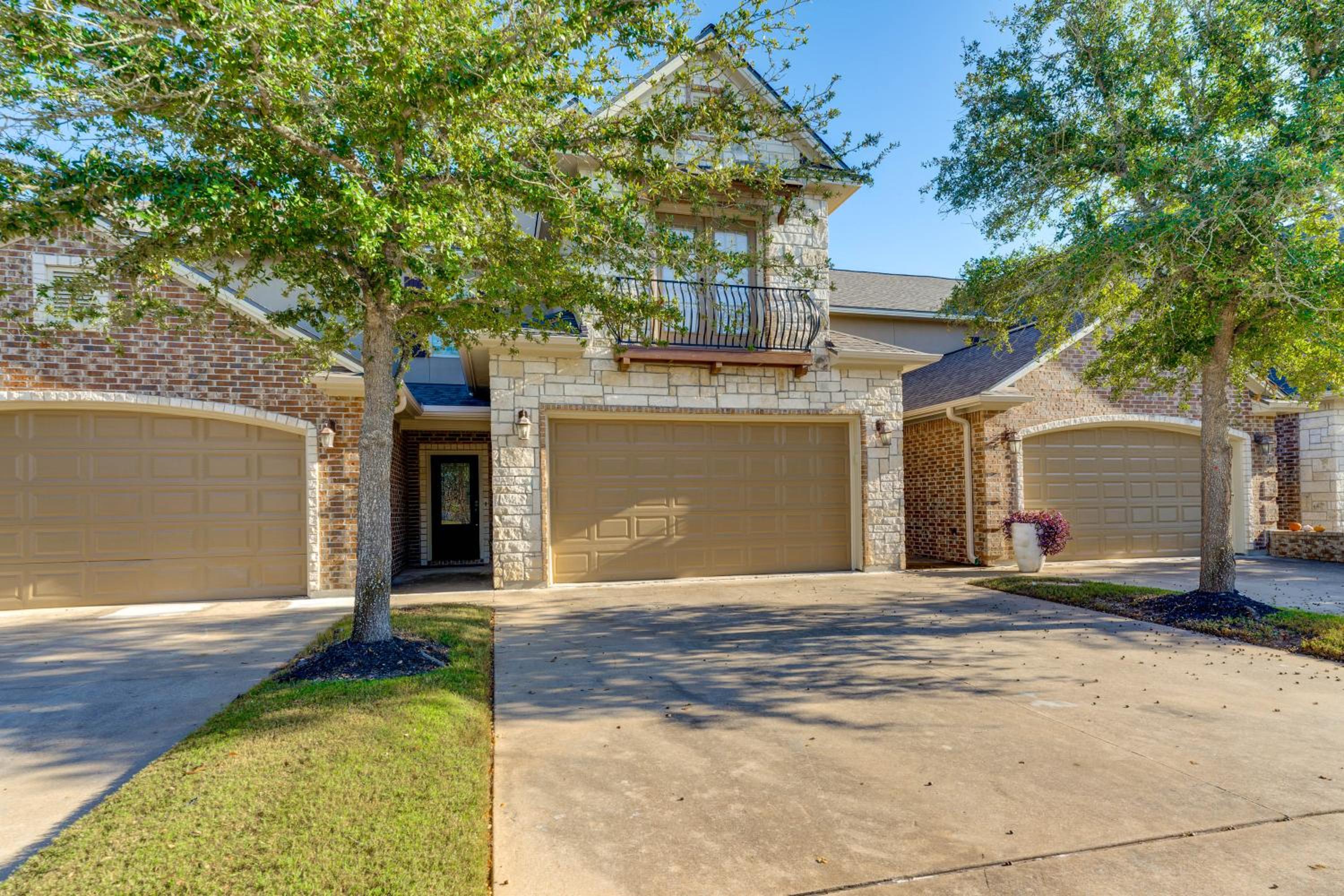 Spacious and Family-Friendly! TAMU Townhome with Yard