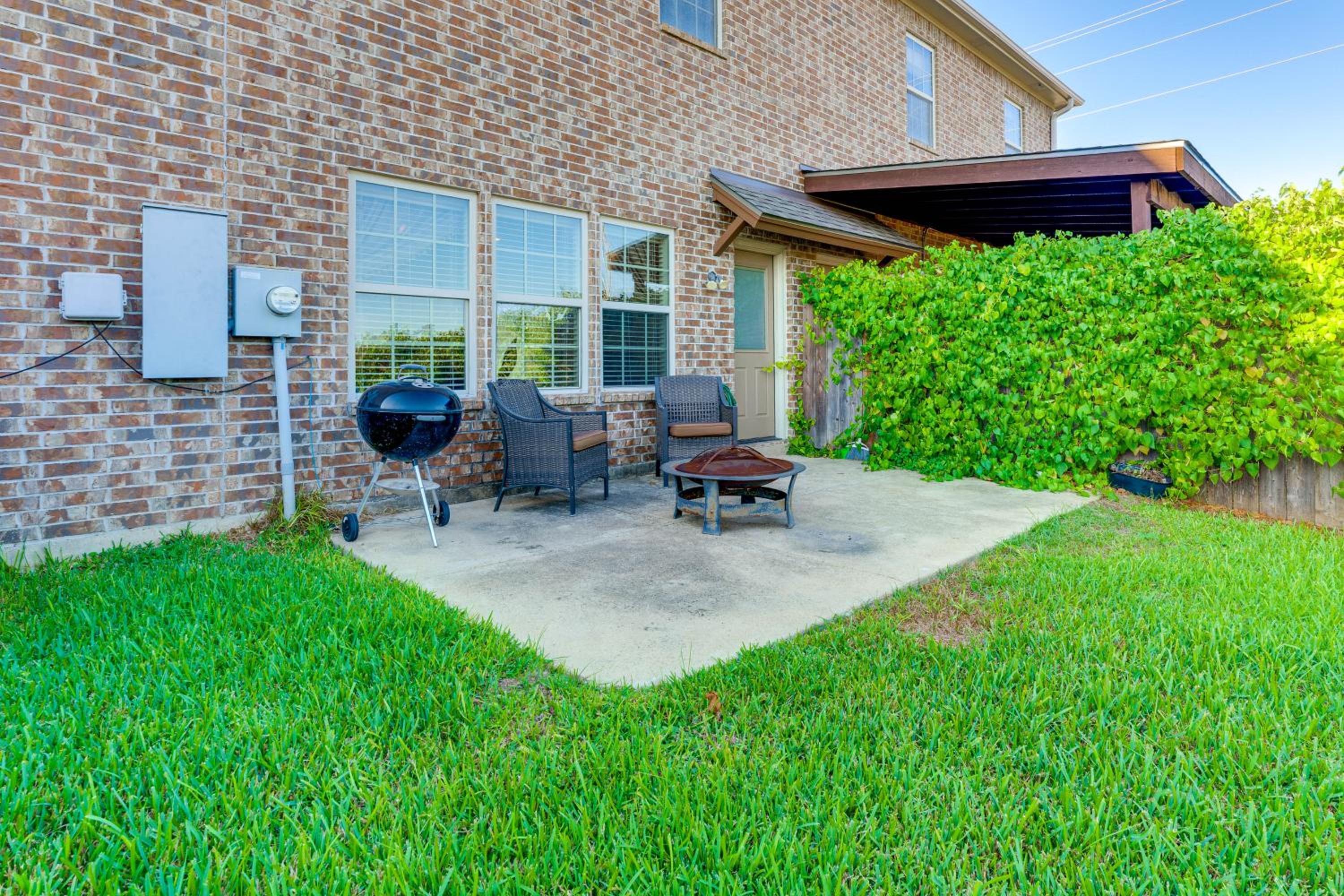 Spacious and Family-Friendly! TAMU Townhome with Yard