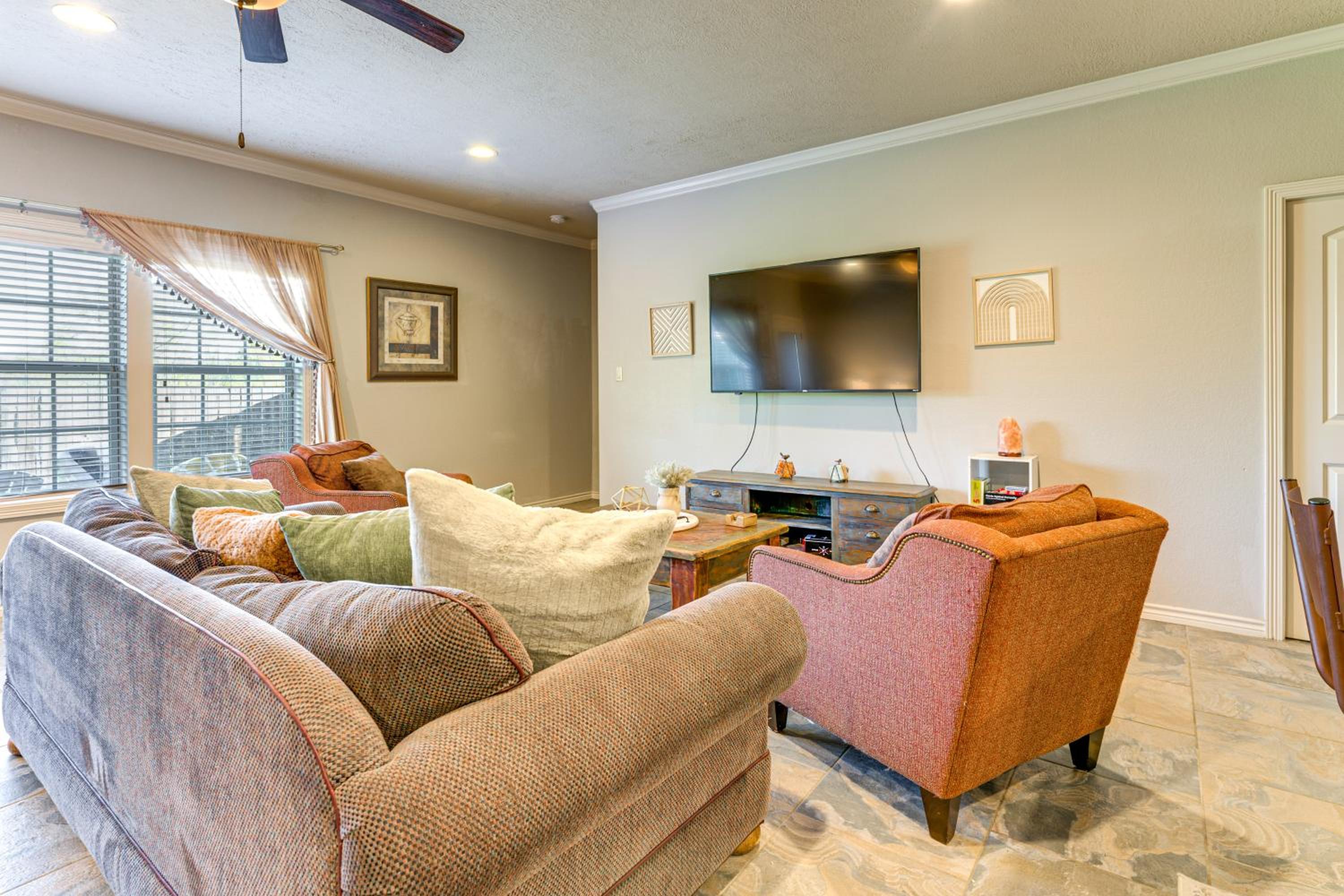 Spacious and Family-Friendly! TAMU Townhome with Yard