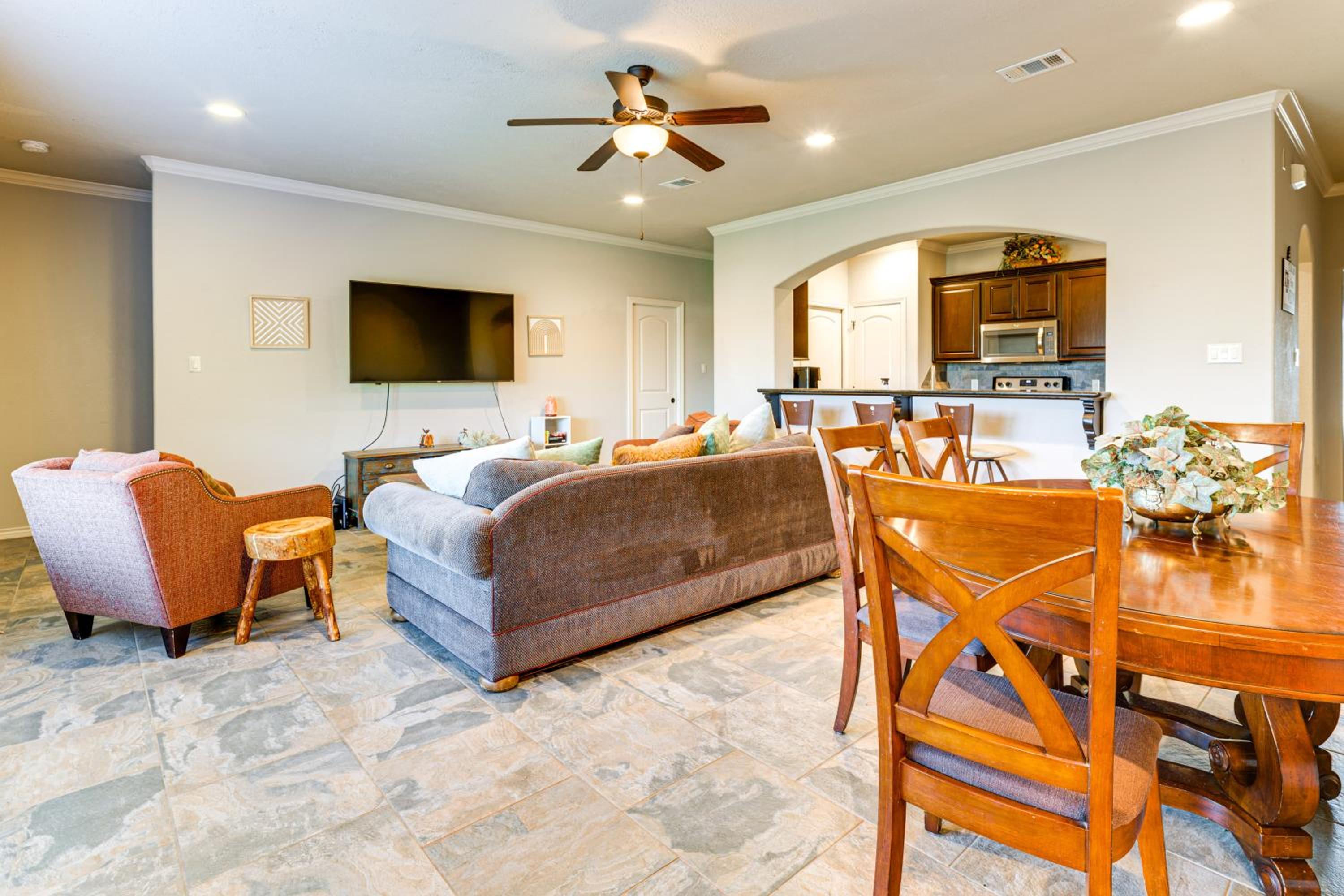 Spacious and Family-Friendly! TAMU Townhome with Yard