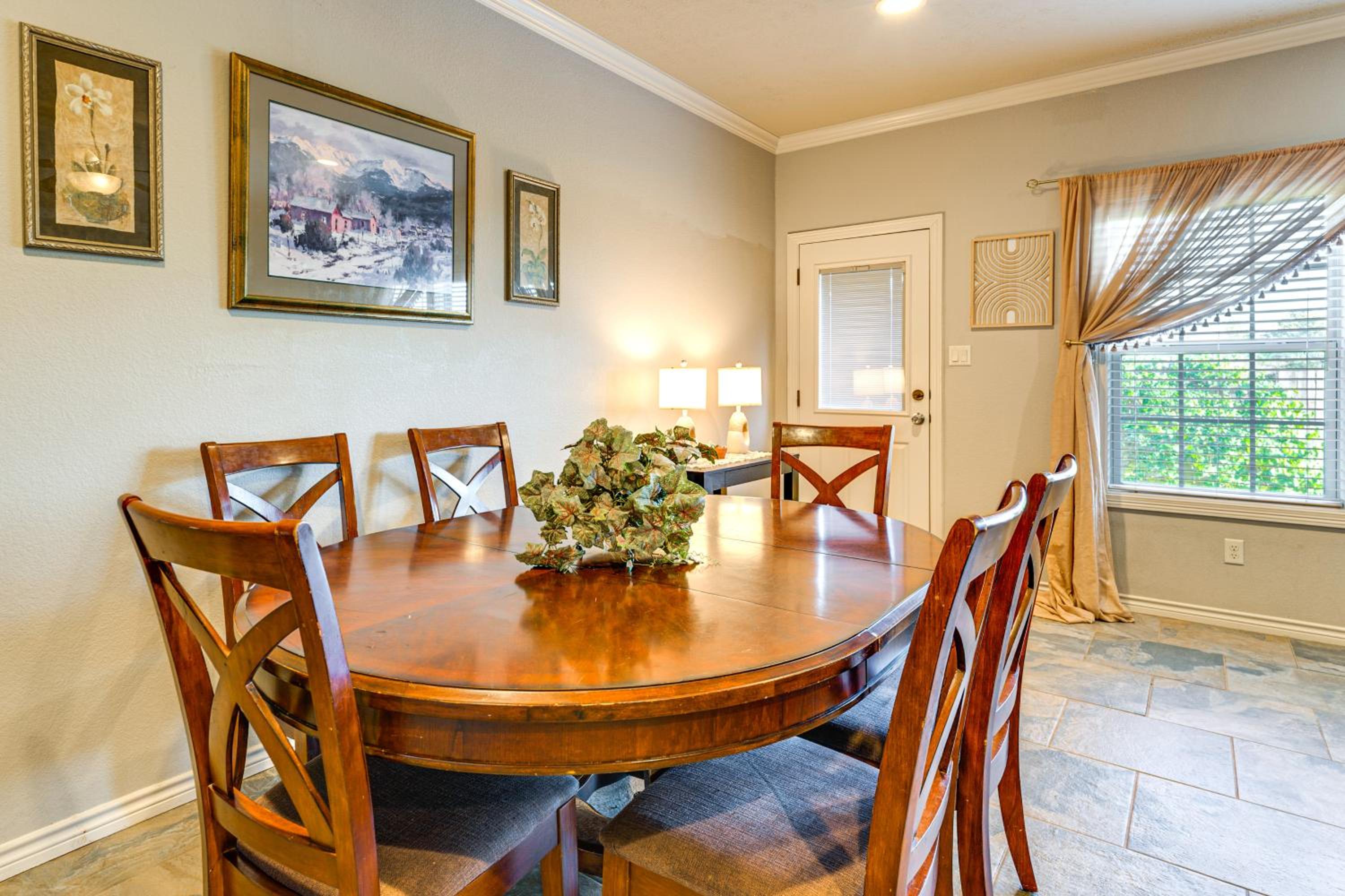 Spacious and Family-Friendly! TAMU Townhome with Yard