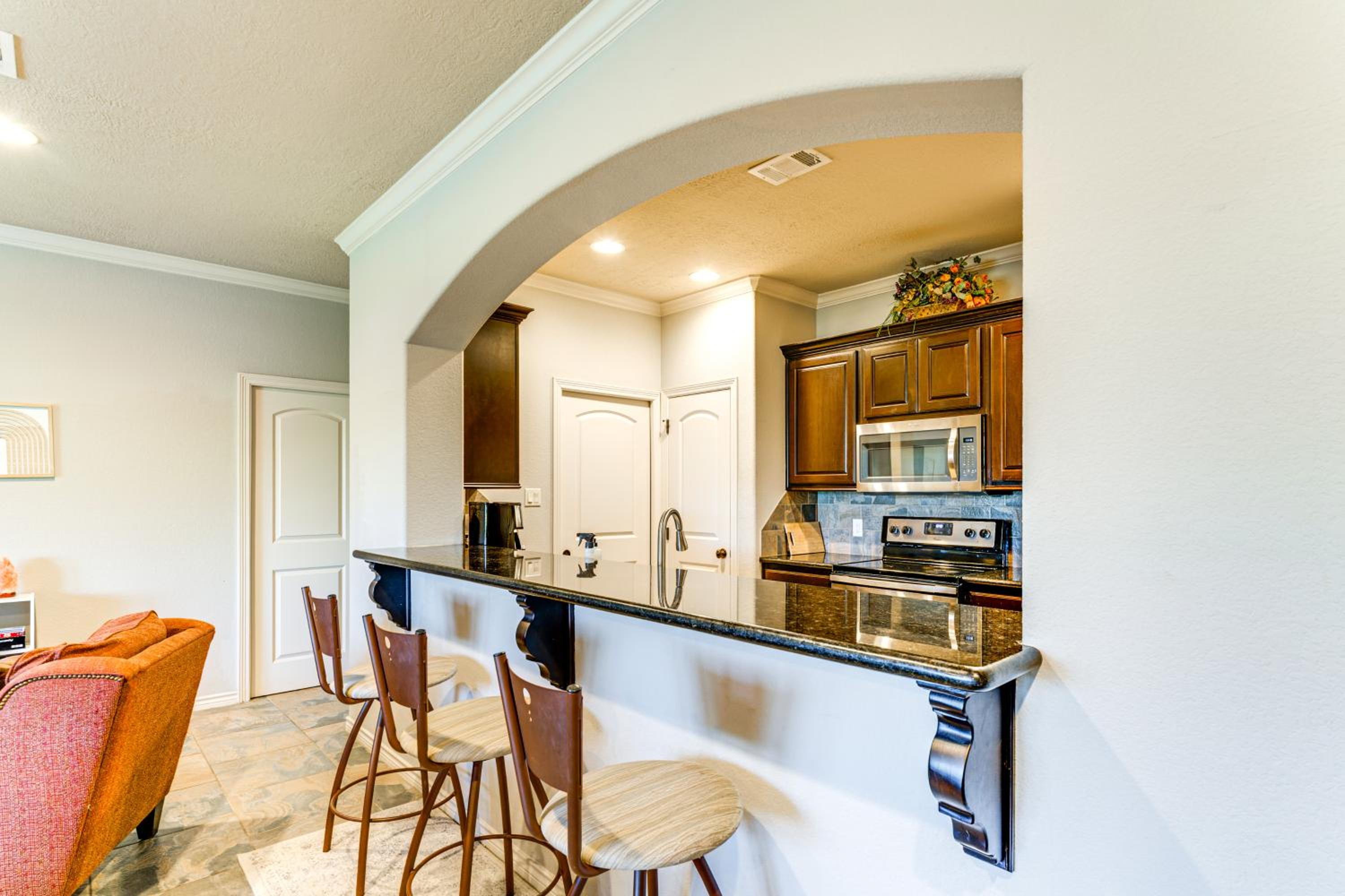 Spacious and Family-Friendly! TAMU Townhome with Yard