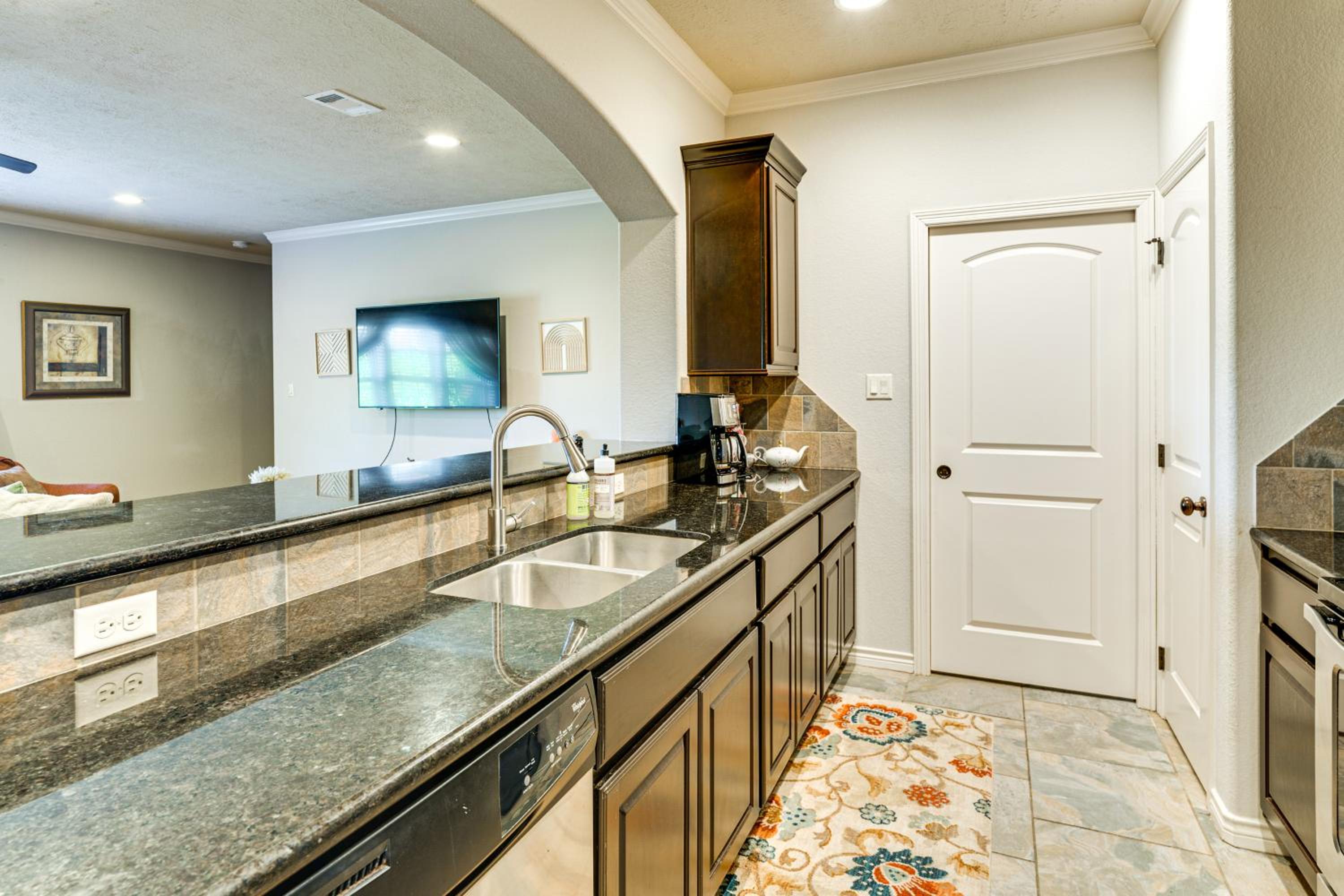 Spacious and Family-Friendly! TAMU Townhome with Yard