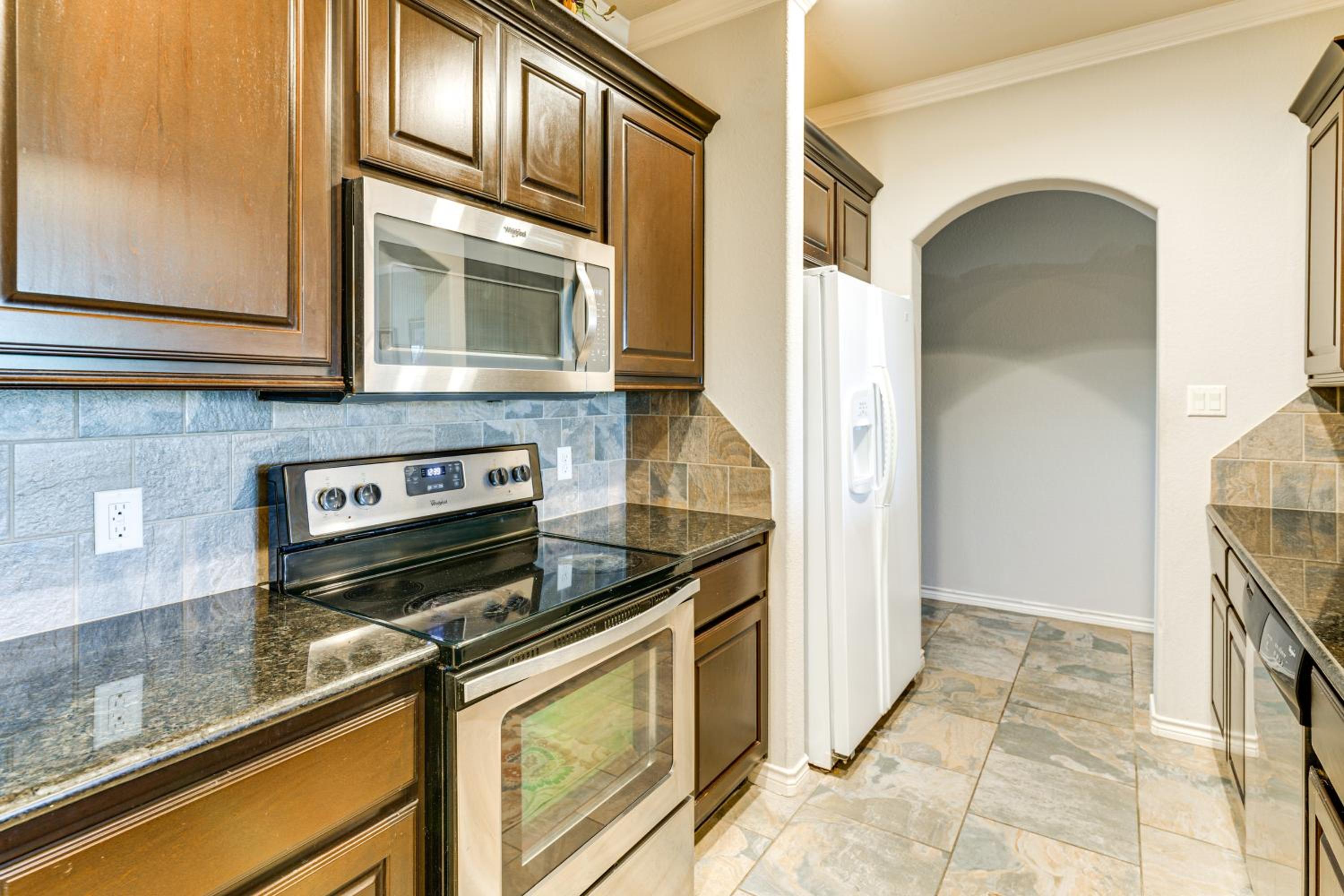 Spacious and Family-Friendly! TAMU Townhome with Yard