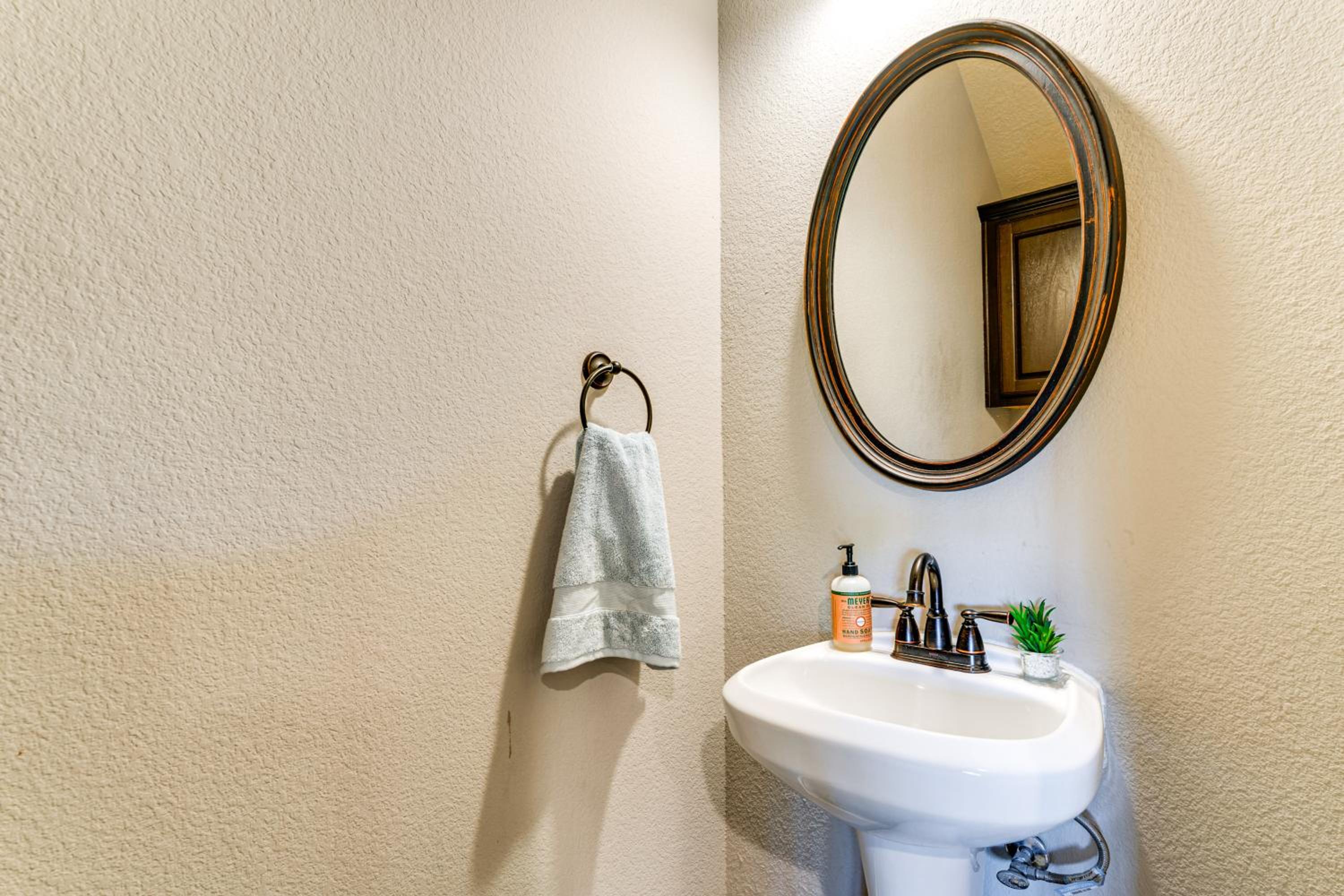 Spacious and Family-Friendly! TAMU Townhome with Yard
