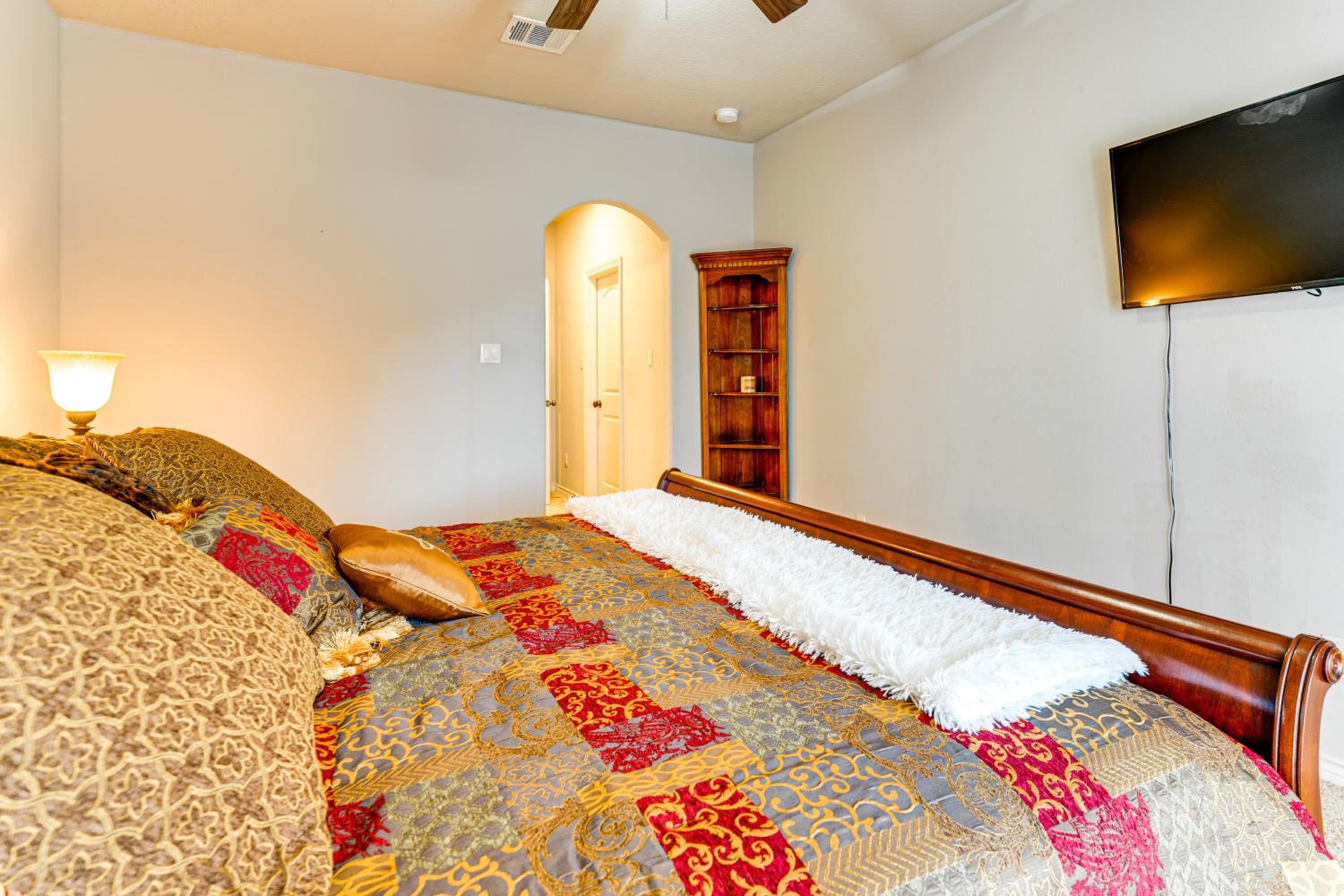 Spacious and Family-Friendly! TAMU Townhome with Yard